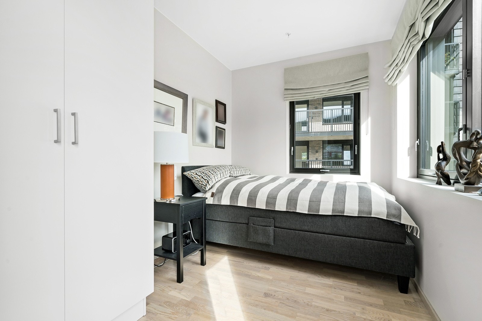 Soverom nummer to har inngang fra entréen. Toalettet ligger vis a vis. Galleribilde