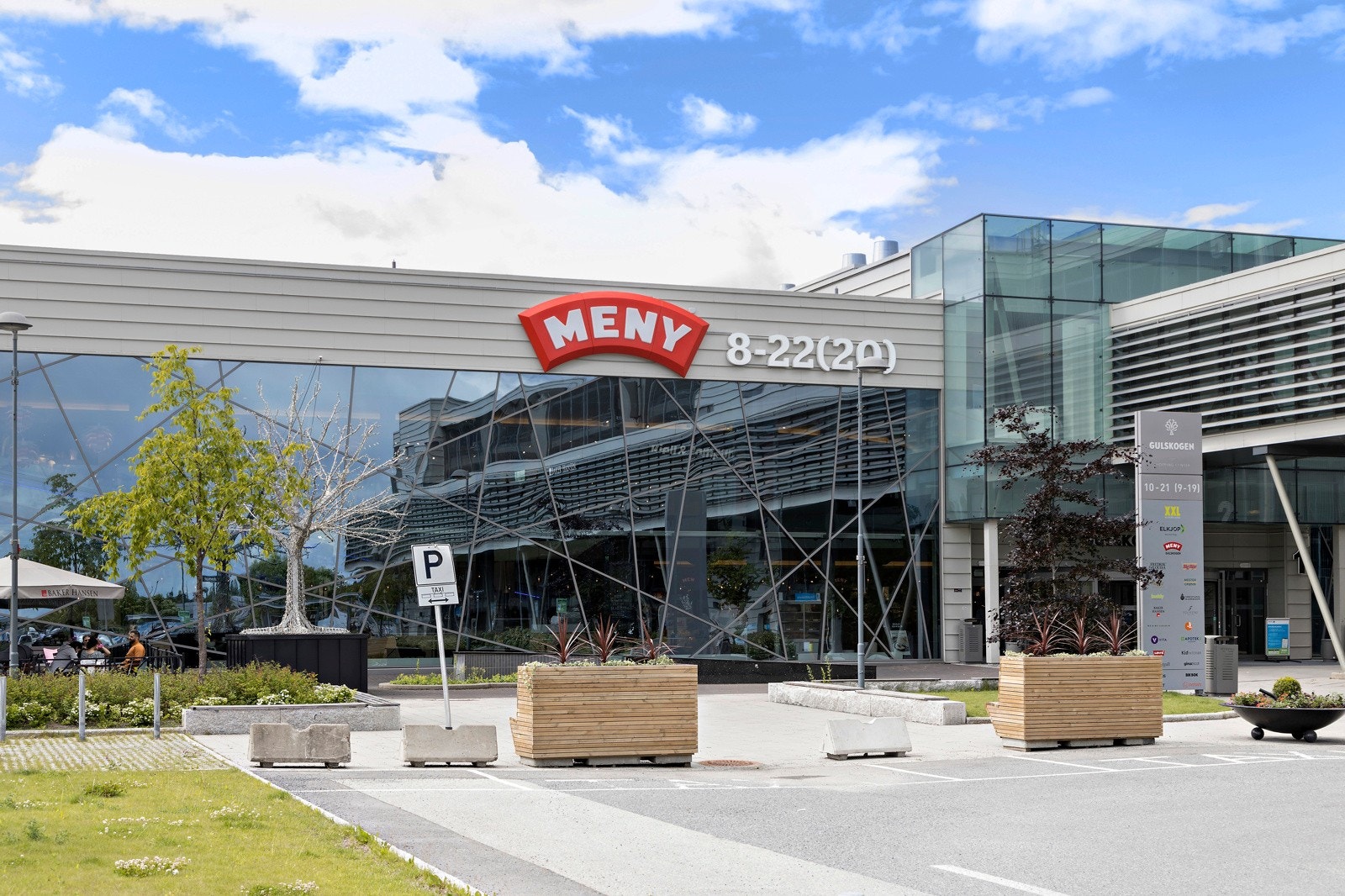 Det er flere dagligvareforretninger på og rundt senteret. Galleribilde