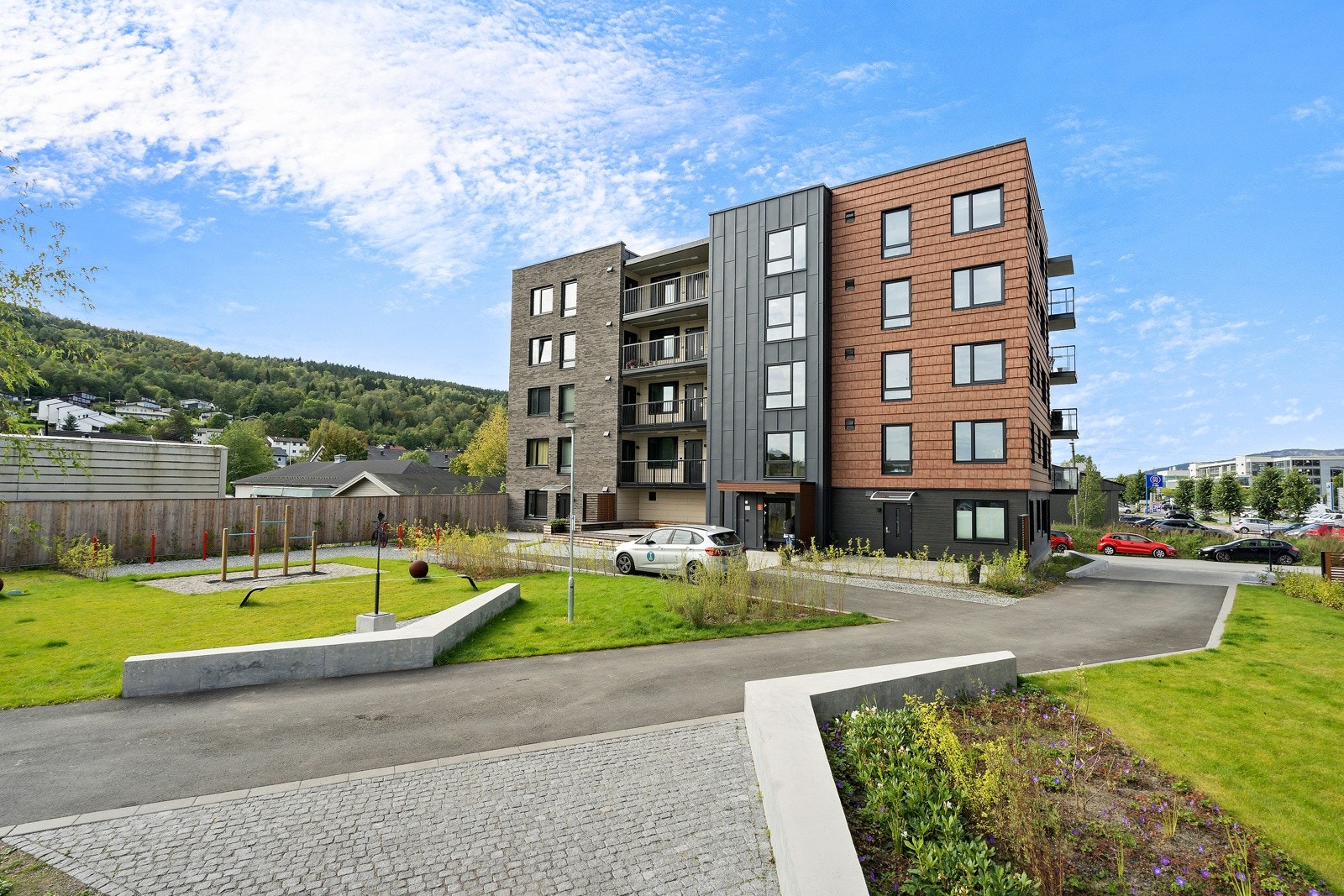 Bygningene i Skulpturen ligger inn mot et vakkert atrium som utvides etterhvert som bygningene står ferdige. Allerede nå er atriet innholdsrikt med gangstier, plener, beplantning og lekeplass. Galleribilde