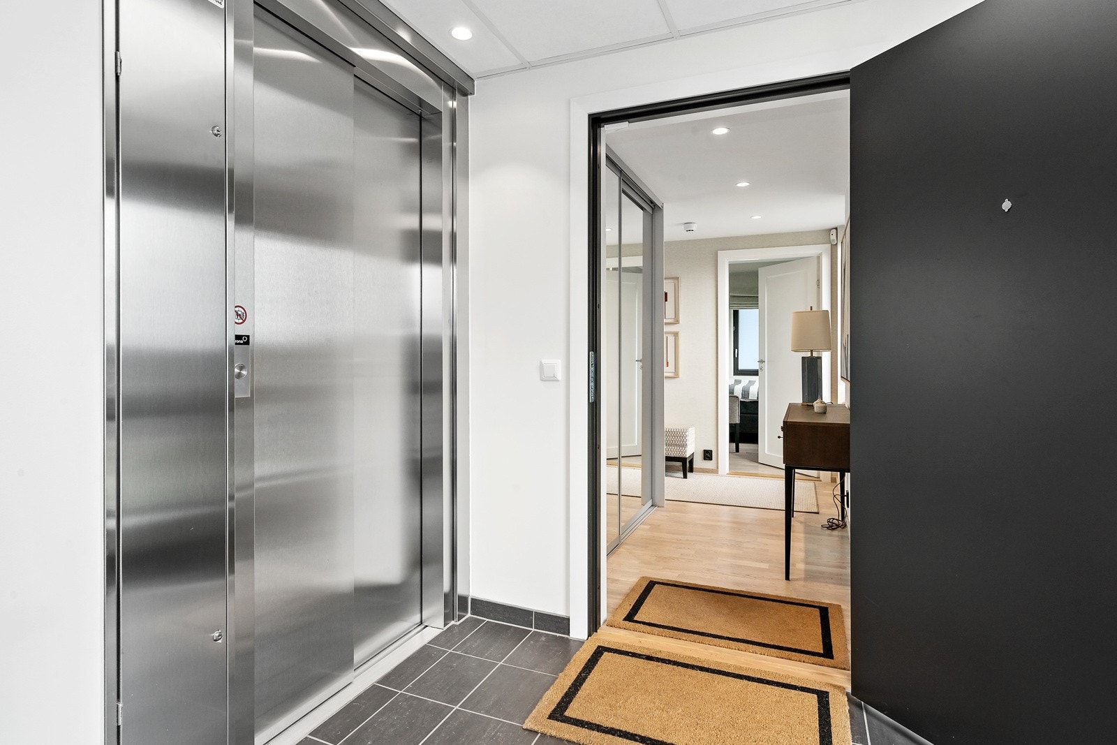 Fra inngangspartiet er det heis opp til leilighetsplan. Velkommen inn! Galleribilde