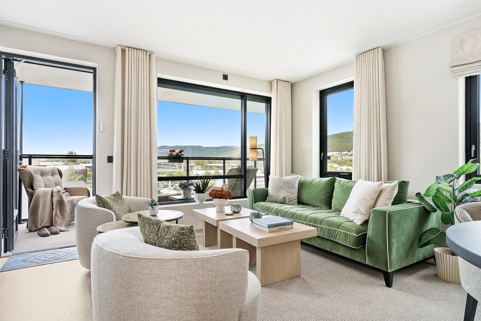 Vinduene rammer inn sitteplassen. Utgang til balkong til venstre. Galleribilde