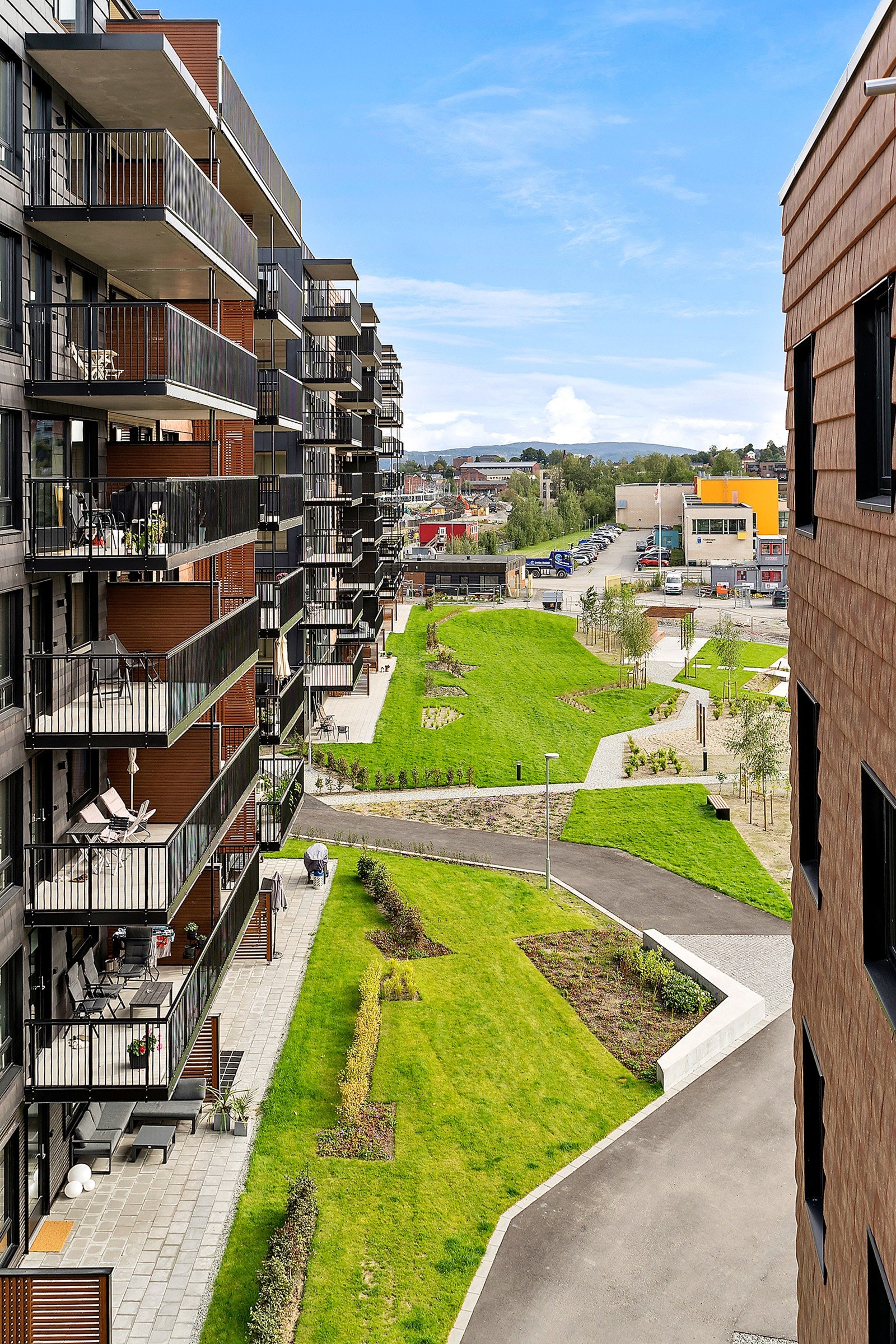 Fra gang og det minste soverommet er det utsikt over atriet mellom bygningene Galleribilde