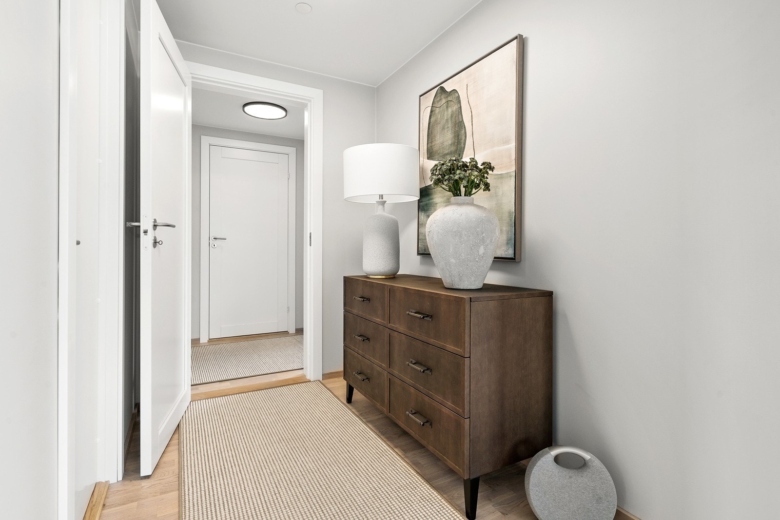 Gang mellom stue og hovedsoverom med tilstøtende bad. Galleribilde