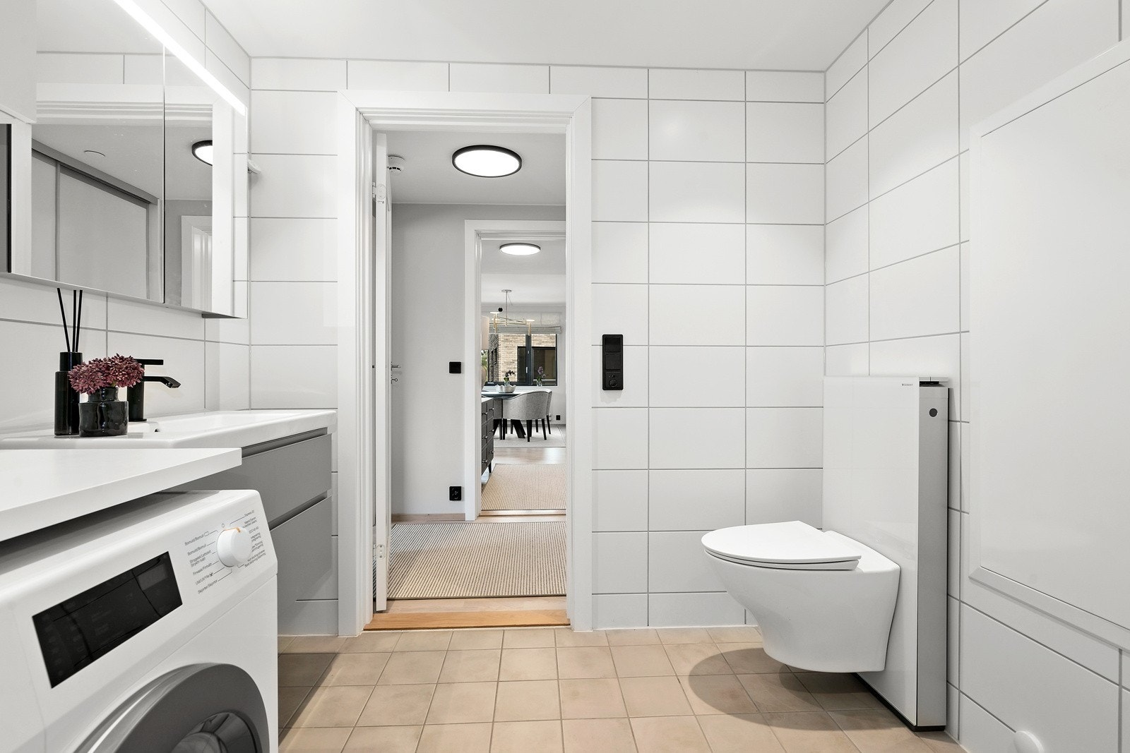 Toalettet er vegghengt. Galleribilde