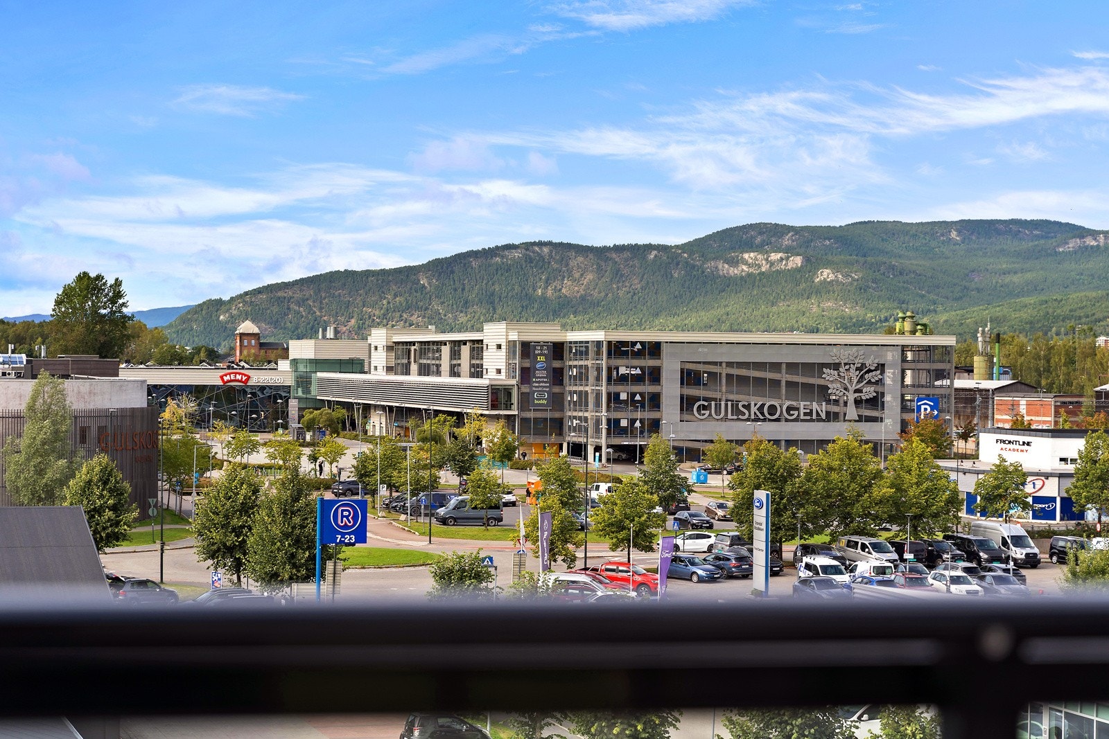 Sitter du ute, er det alltid noe å følge med på. Boligen ligger kun noen få minutter unna Gulskogen senter. Galleribilde