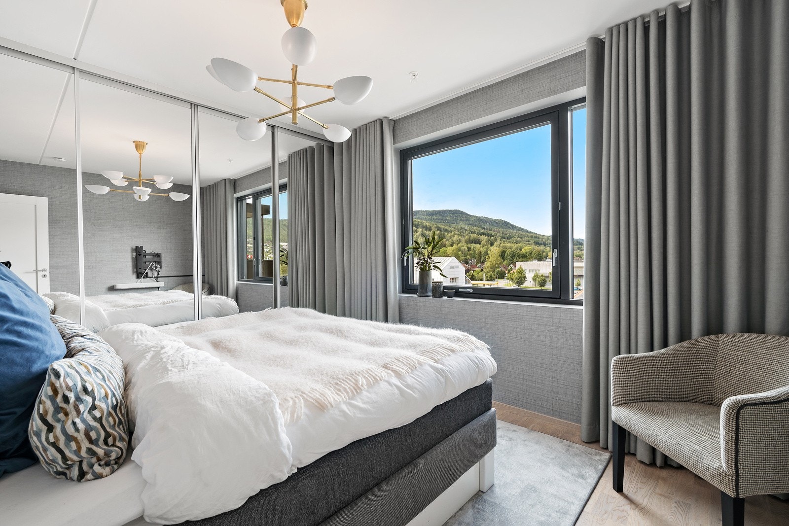 Skyvedørsgarderobe med speil øker romfølelsen. Det er lagt opp til at man kan ha fjernsyn montert på veggen til høyre. Galleribilde