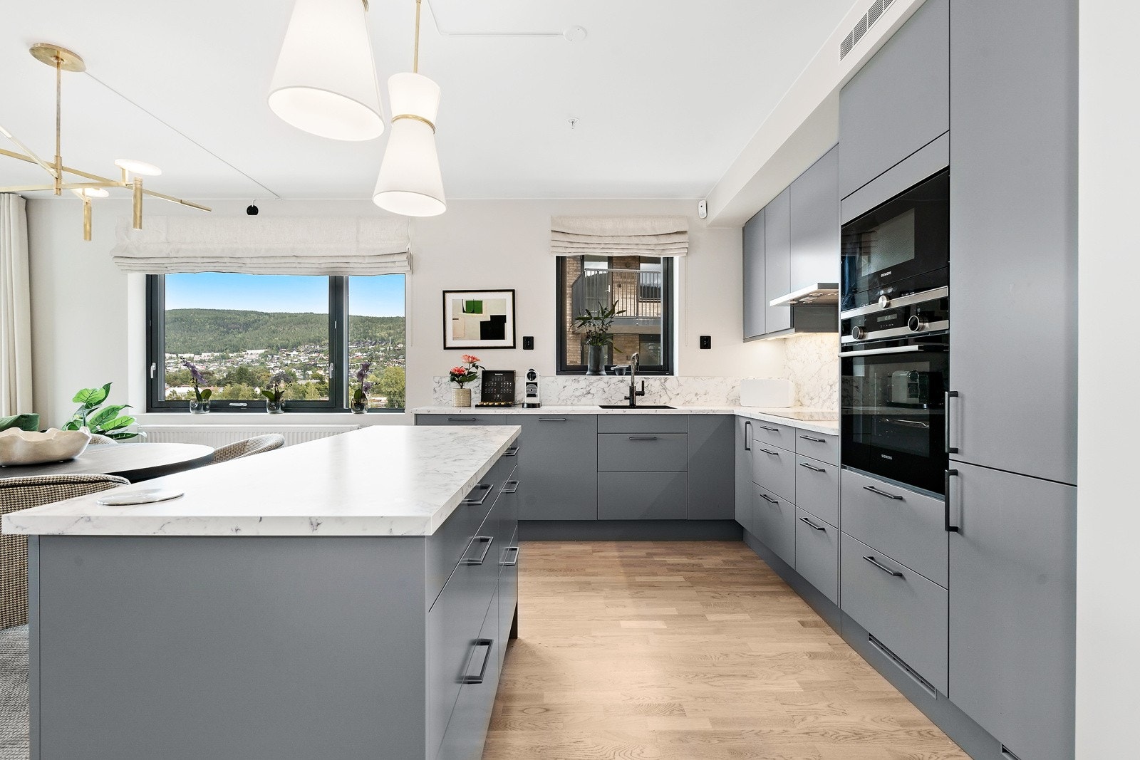 Innredningen er ført helt opp til tak og det er kjøkkenøy med integrerte/nedfelte stikkontakter. Galleribilde