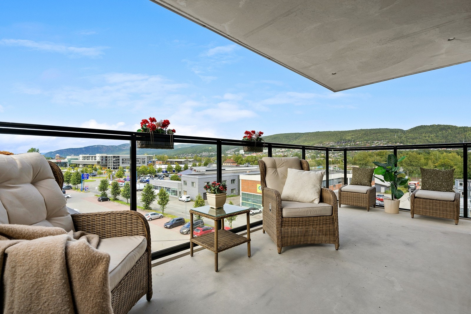 Balkongen har overbygg slik at du kan sitte ute selv når været ikke er det beste. Galleribilde