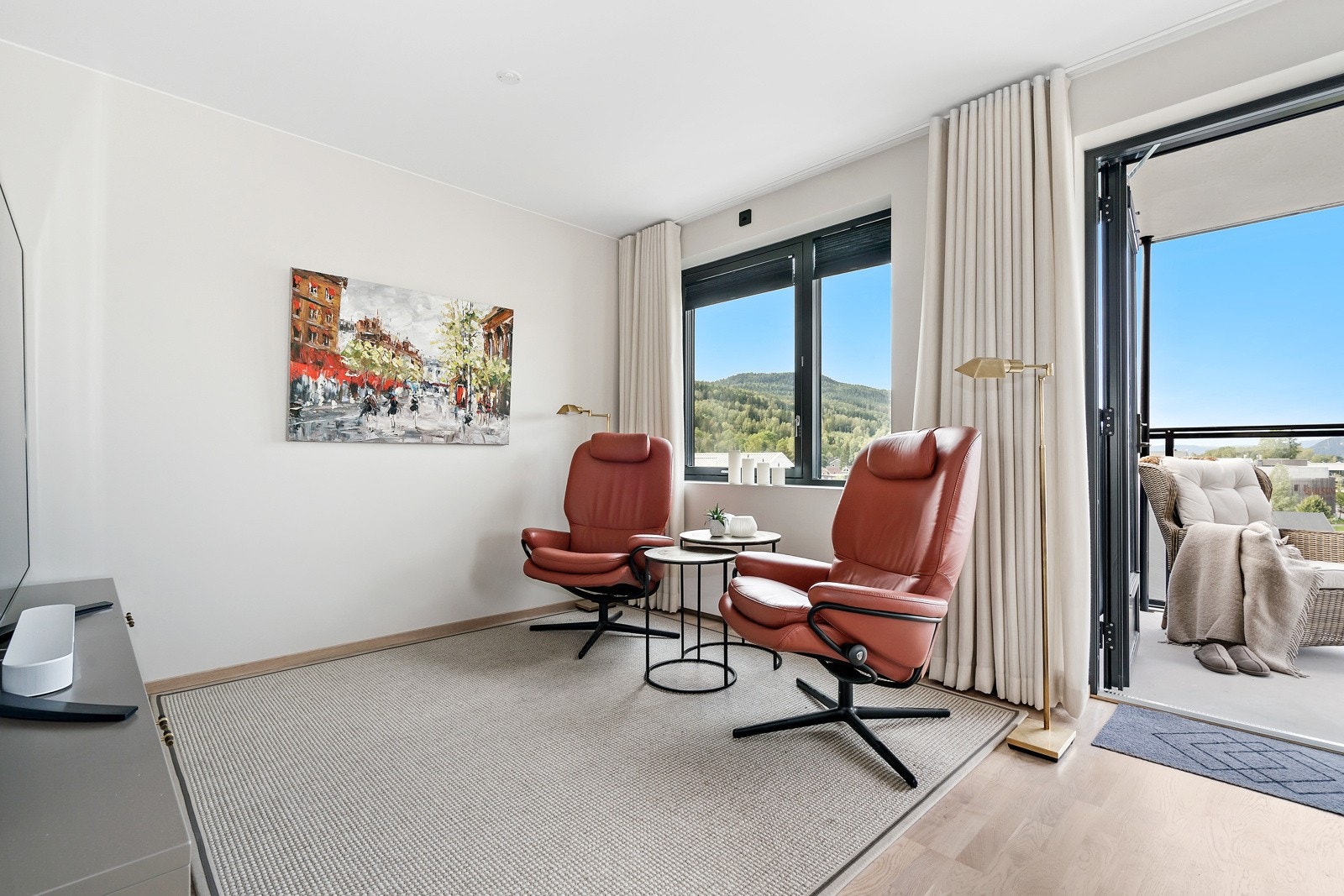 Tv-kroken er egentlig et soverom. Her er vegg fjernet til fordel for større stue. Denne kan enkelt settes opp igjen dersom det er ønske om det. Et alternativ er å sette inn glassdører med gardiner bak slik at rommet kan ha begge funksjoner. Galleribilde