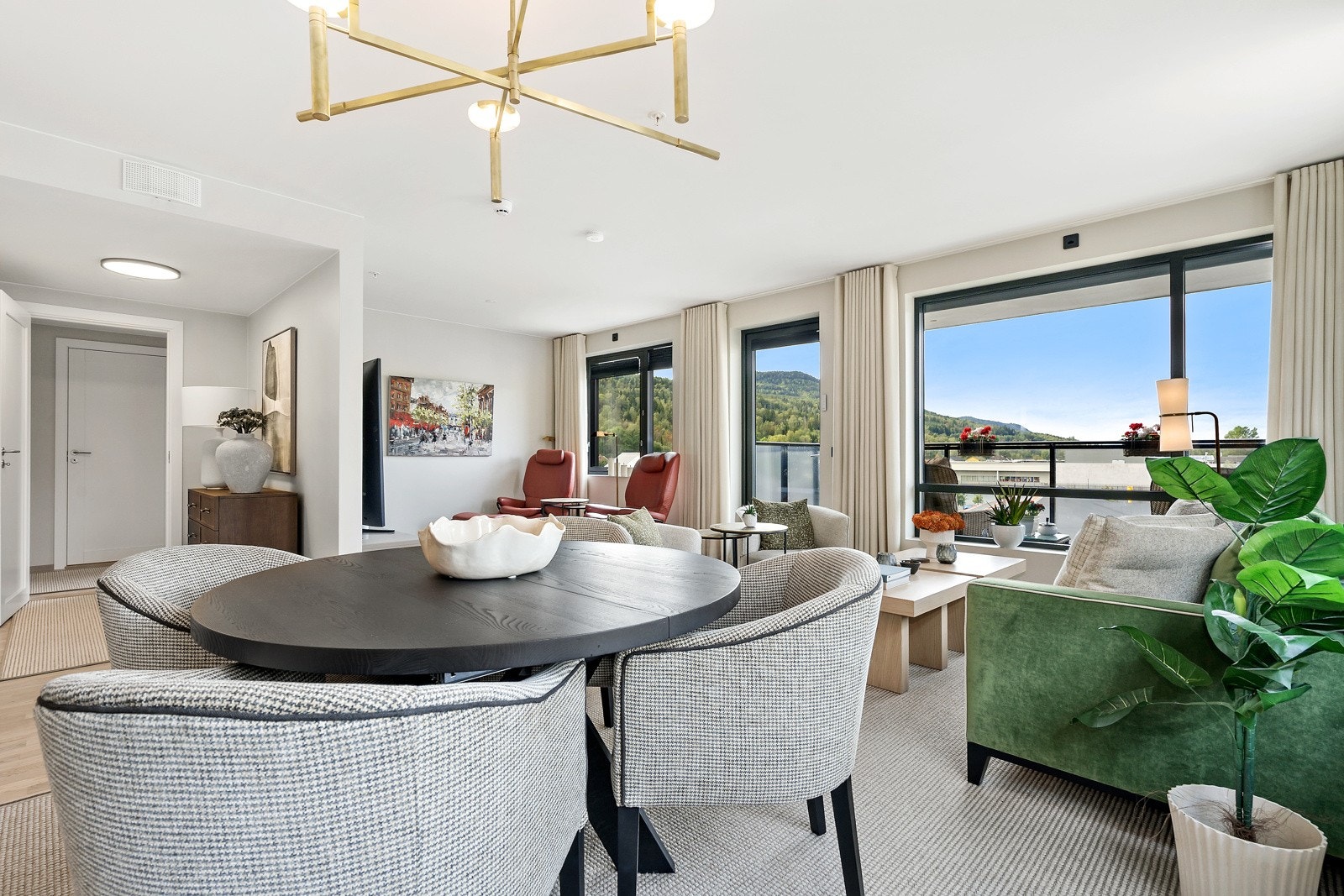 Spisestuen er plassert midt i rommet Galleribilde