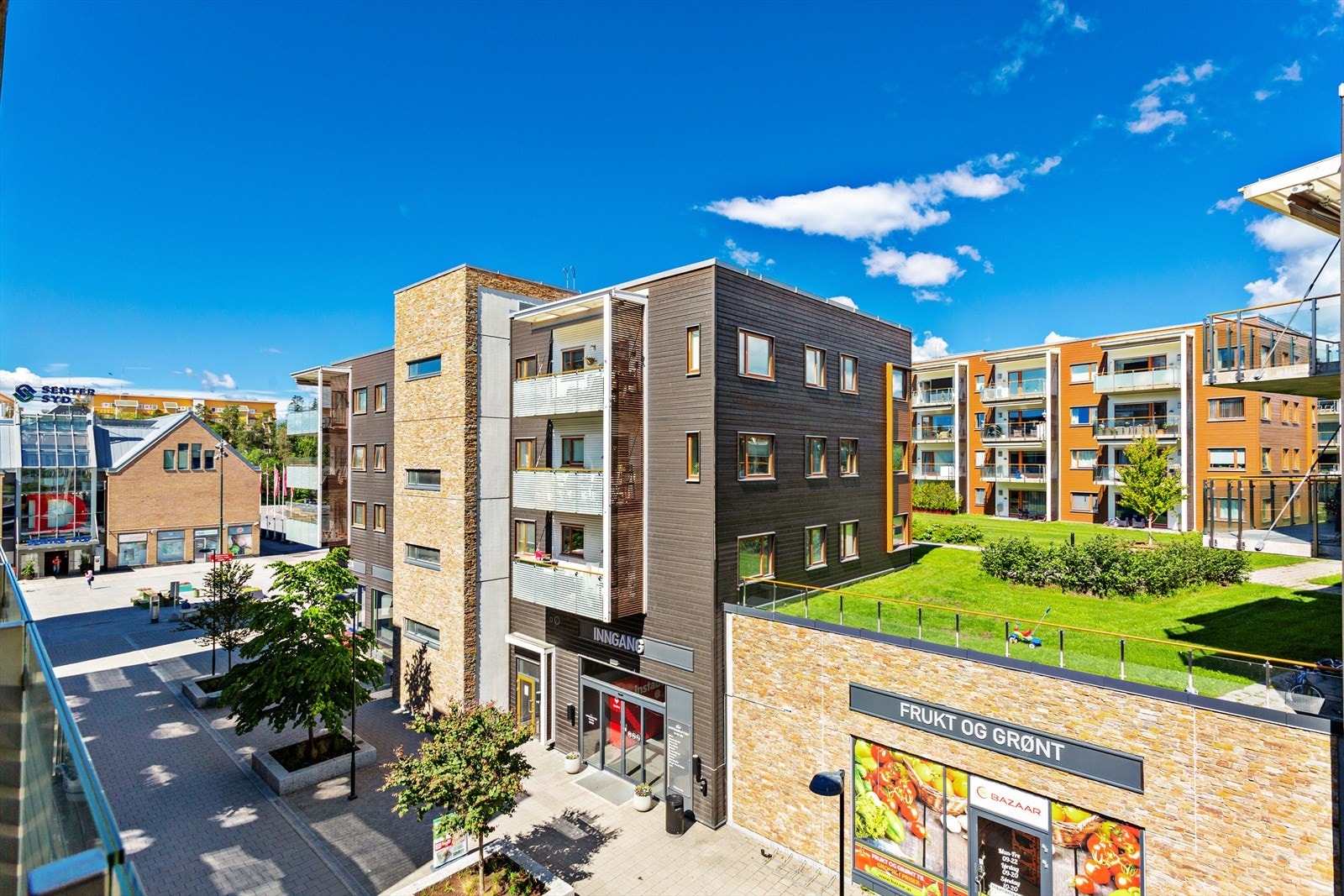 En kort spasertur fra boligen kommer du til Mortensrud Torg og Senter Syd. Galleribilde