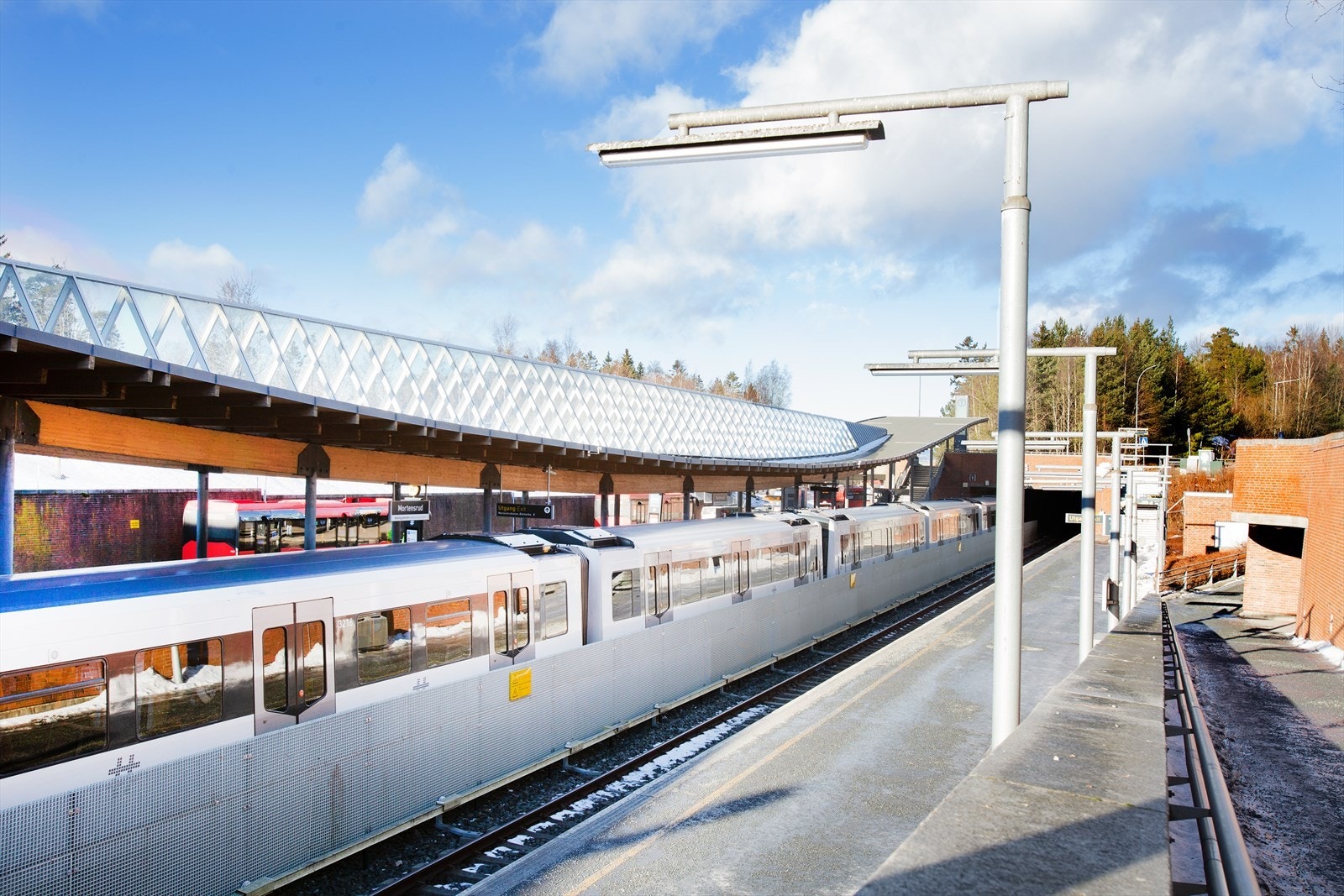 Nedenfor torget på Mortensrud finner du Mortensrud T-banestasjon med gode kollektivforbindelser. Galleribilde