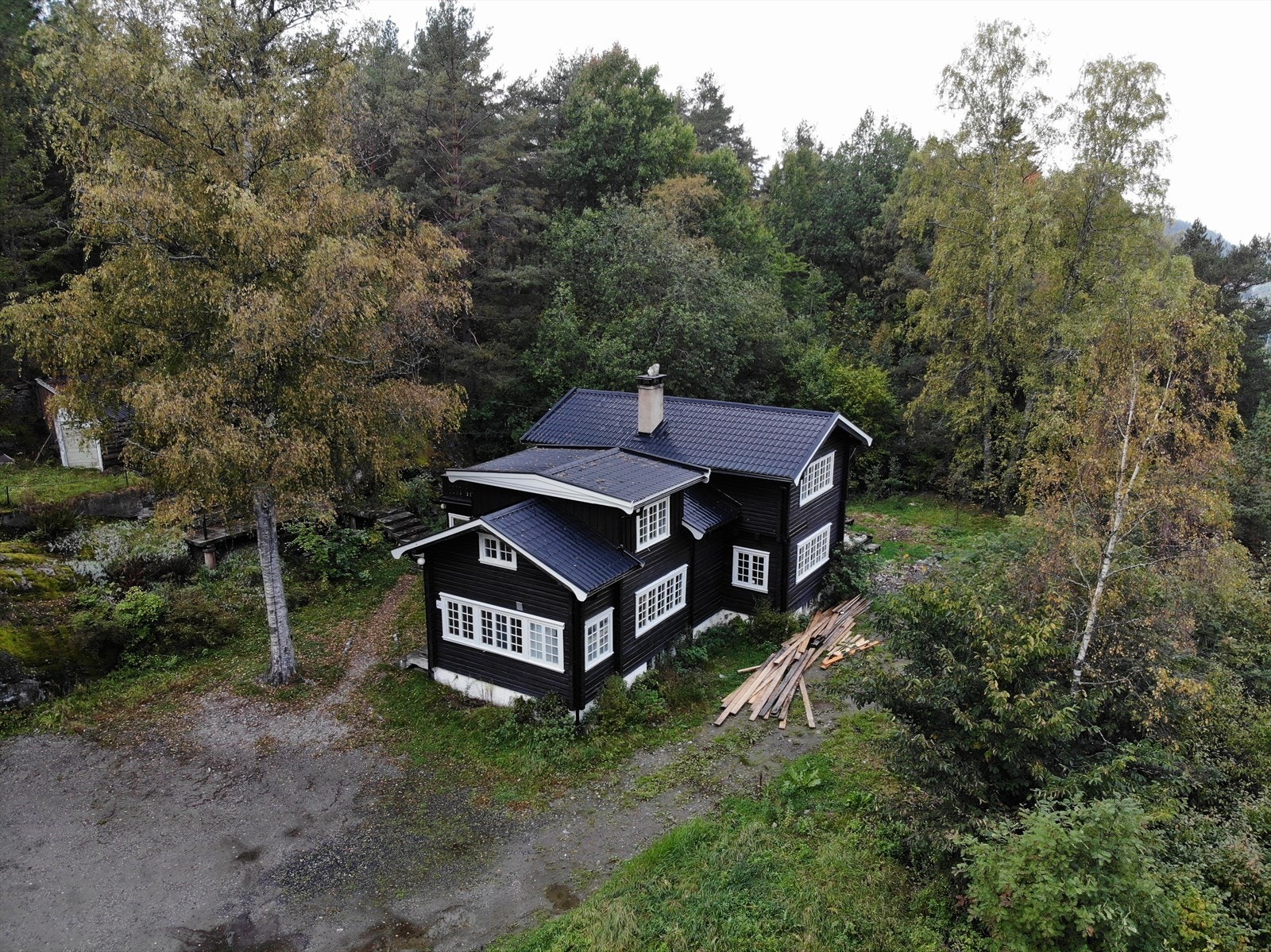 Gårdsplass med god plass biler Galleribilde