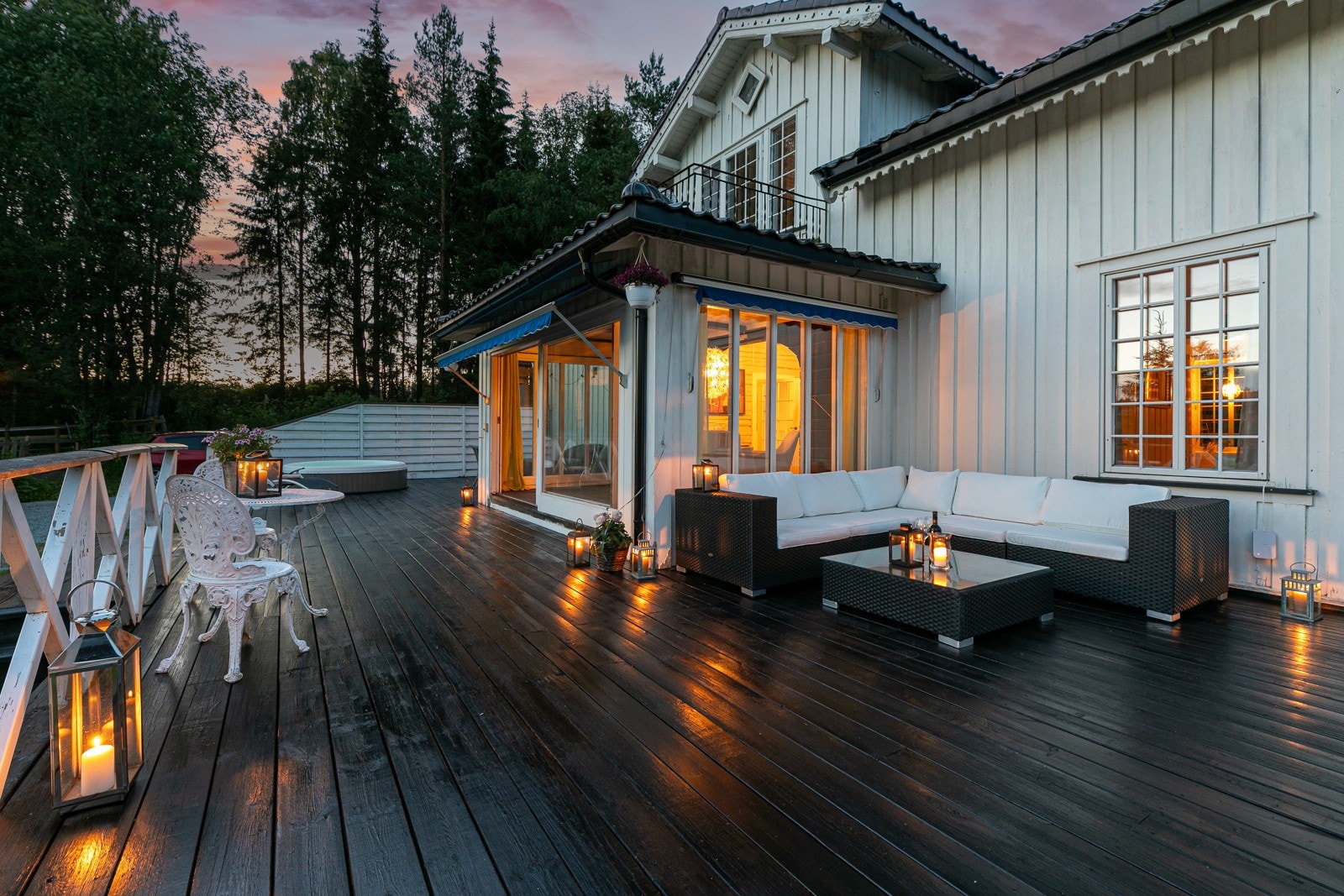 Kveldsstemning fra uteplassen Galleribilde