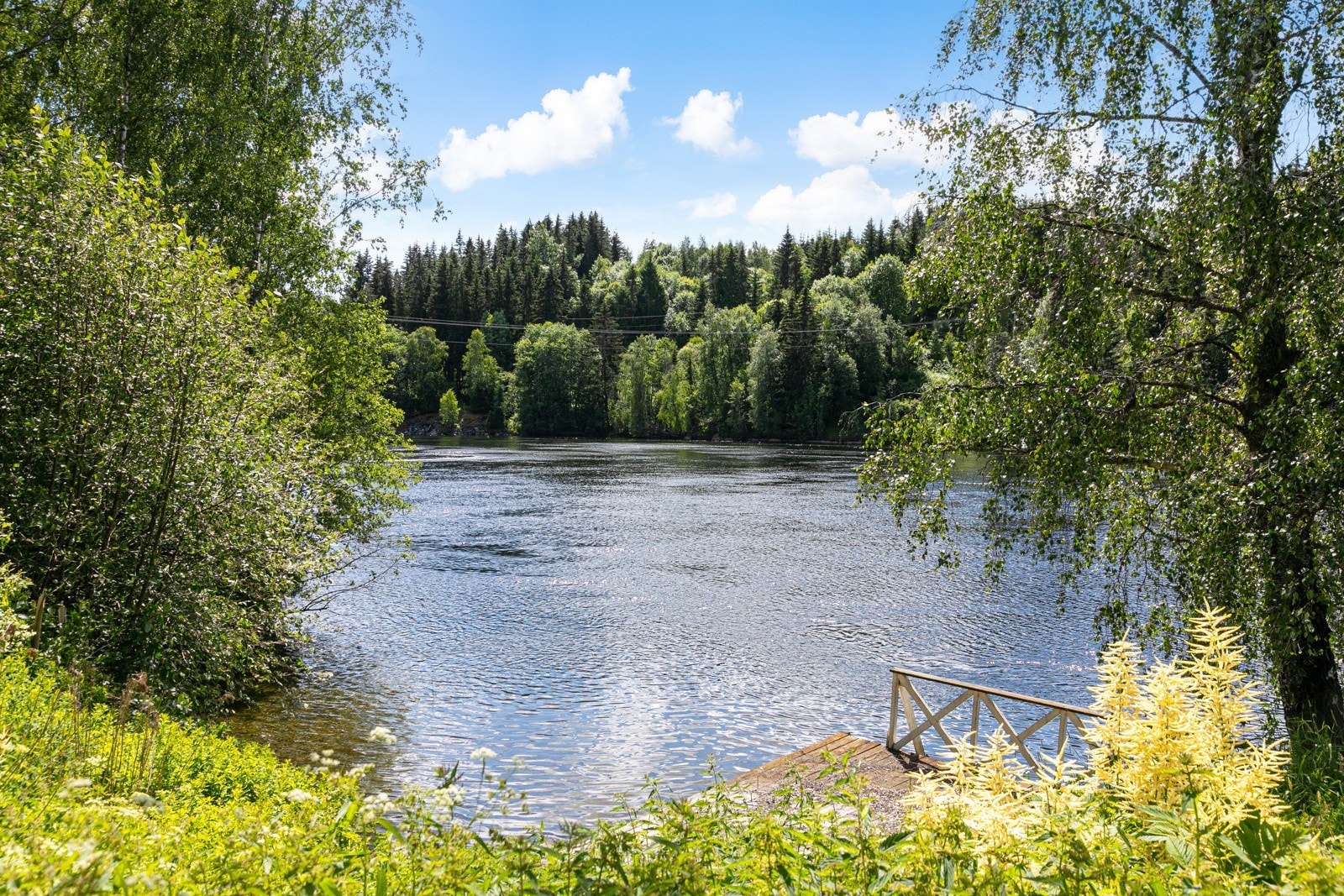 Umiddelbar nærhet til strandlinje med brygge Galleribilde