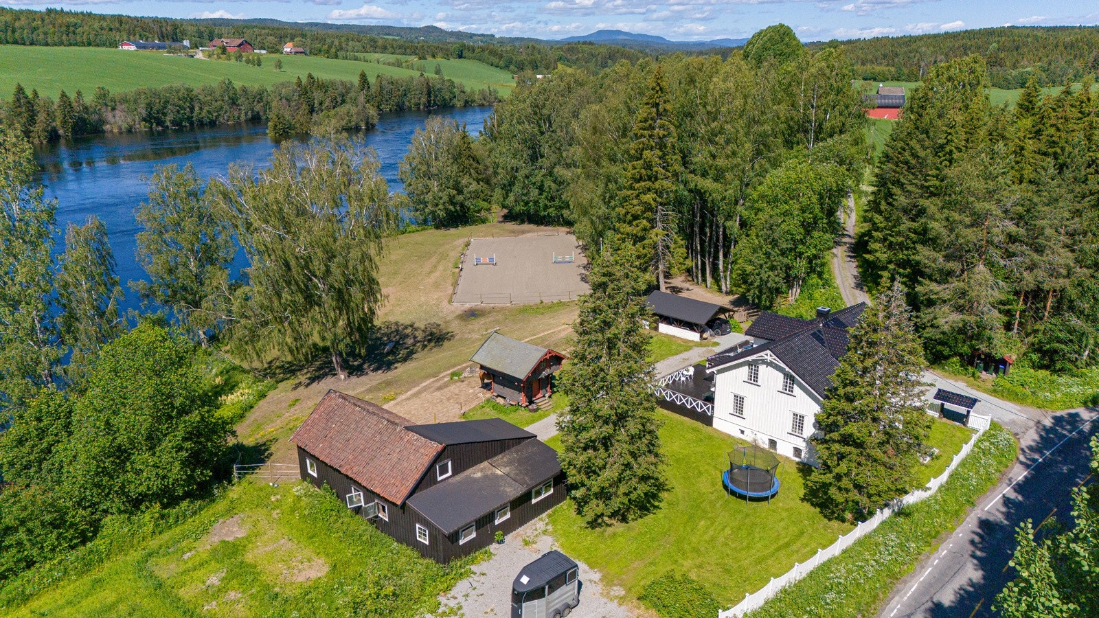 Velkommen til Svanfossvegen 269! Stor og sjarmerende laftet enebolig m/ BRA på 309 kvm med carport, stabbur, stor låve/stall og anneks omkranset av en stor tomt på hele 12,6 dekar Galleribilde