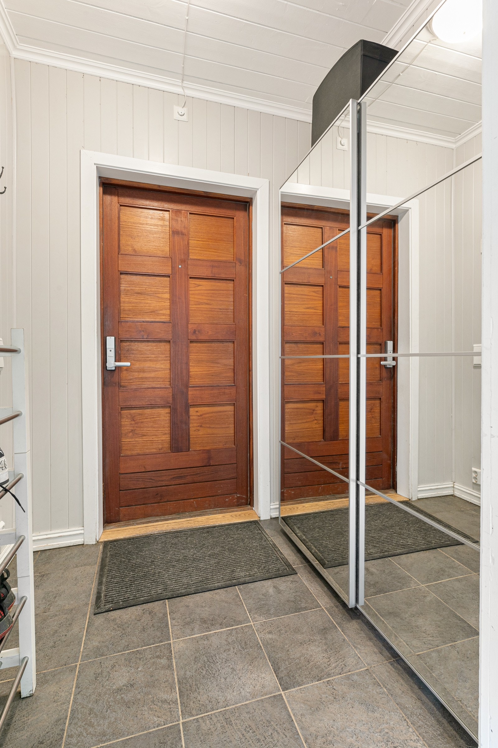 Ved inngangsdør er det en praktisk skyvedørdsgarderobe Galleribilde