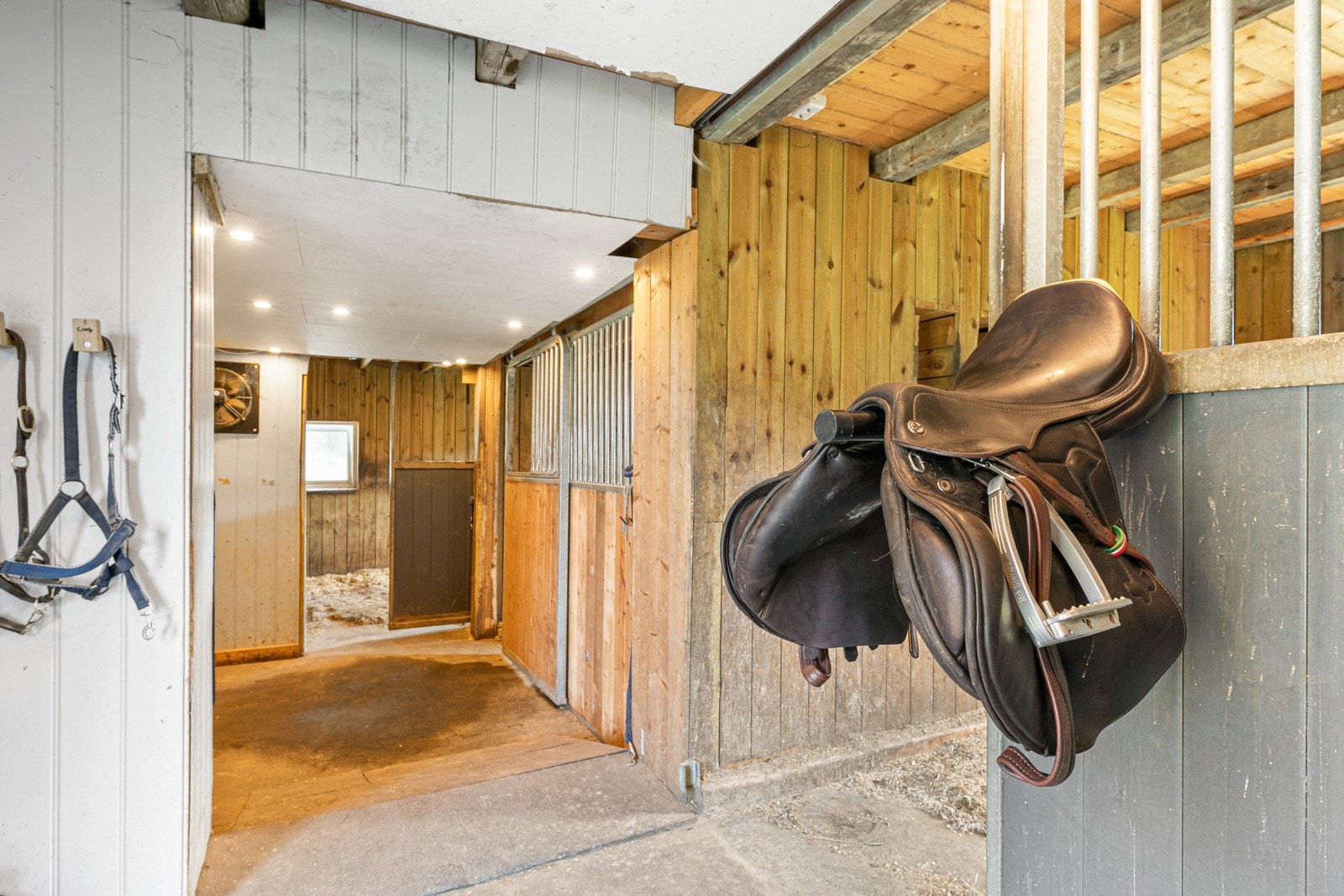 Stall med 4(6) bokser, hvorav to av boksene idag er store bokser tilrettelagt for følling. Stallen har oppvarmet salrom og det er klargjort for tilkobling av vann. Galleribilde