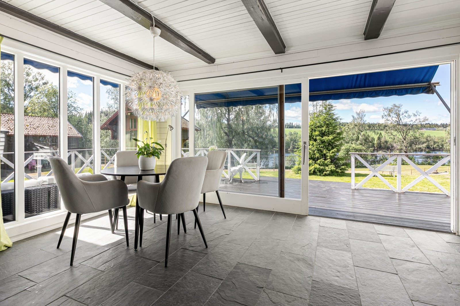 Lys og trivelig vinterhage med vannbåren varme i gulv Galleribilde