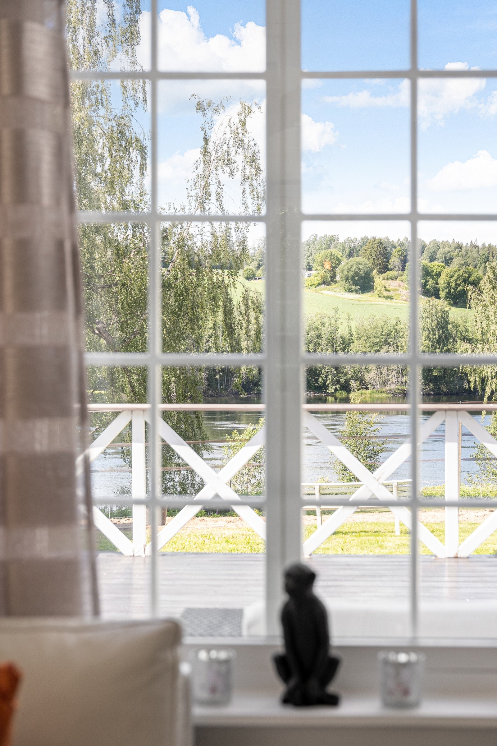 Detaljbilde - de klassiske vinduene setter et pent preg på det sjarmerende huset Galleribilde