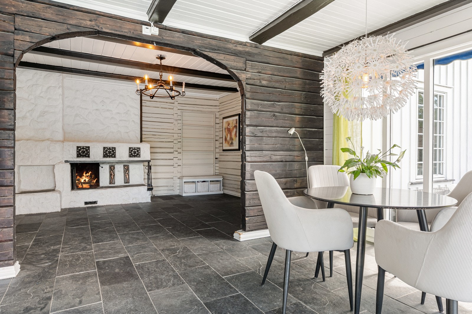 Peisestuen sørger for en trivelig og lun stemning i boligen Galleribilde