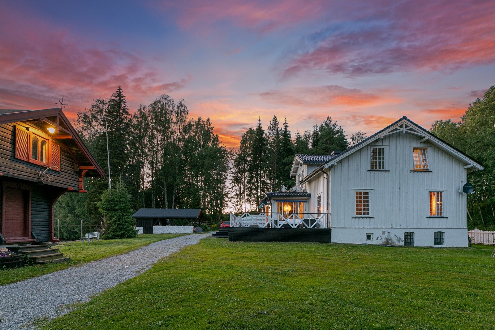 Boligen er beliggende i tilbaketrukne og landlige omgivelser, og her får du oppleve småbruksidyll bare 46 min med bil fra Oslo. Galleribilde