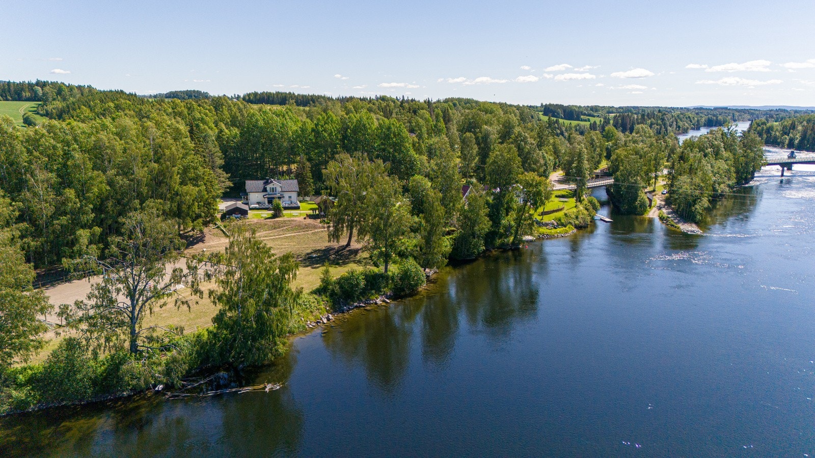 Eiendommen har strandlinje med badebrygge, samt fiskerett Galleribilde