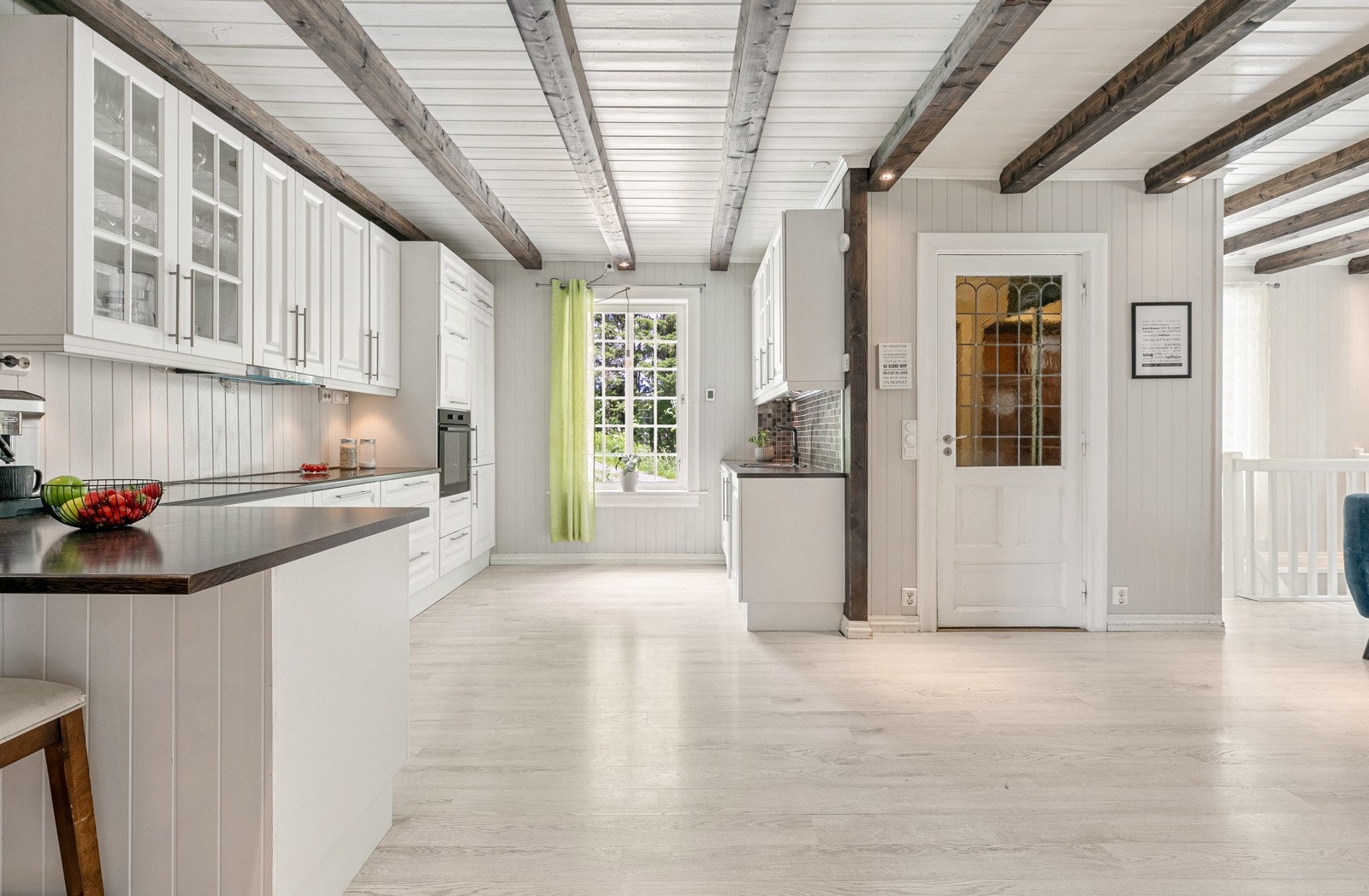 Kjøkkenet har rikelig med skap og benkeplass, samt integrerte hvitevarer Galleribilde