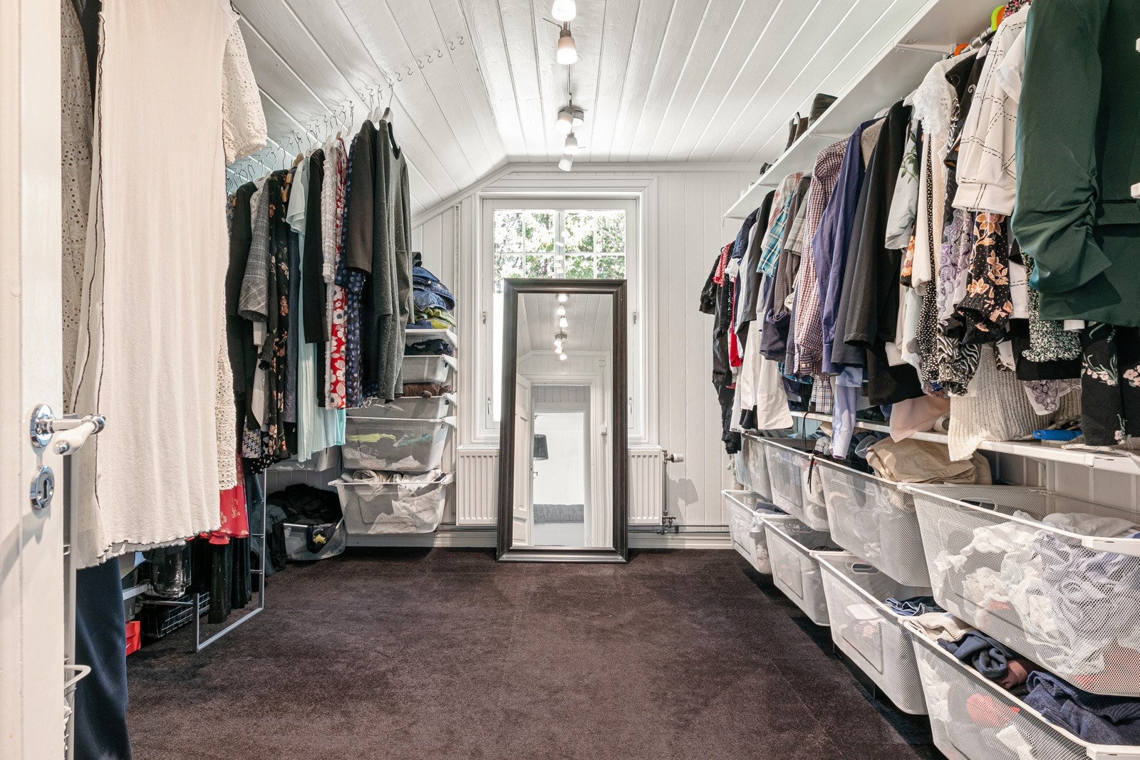 Soverom 5 er i dag innredet som walk-in closet / garderoberom Galleribilde