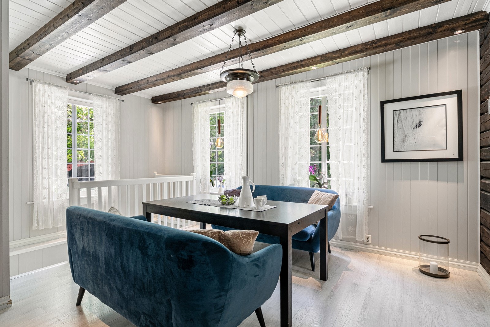 Romslig kjøkken med plass til spisebord for mange gjester Galleribilde