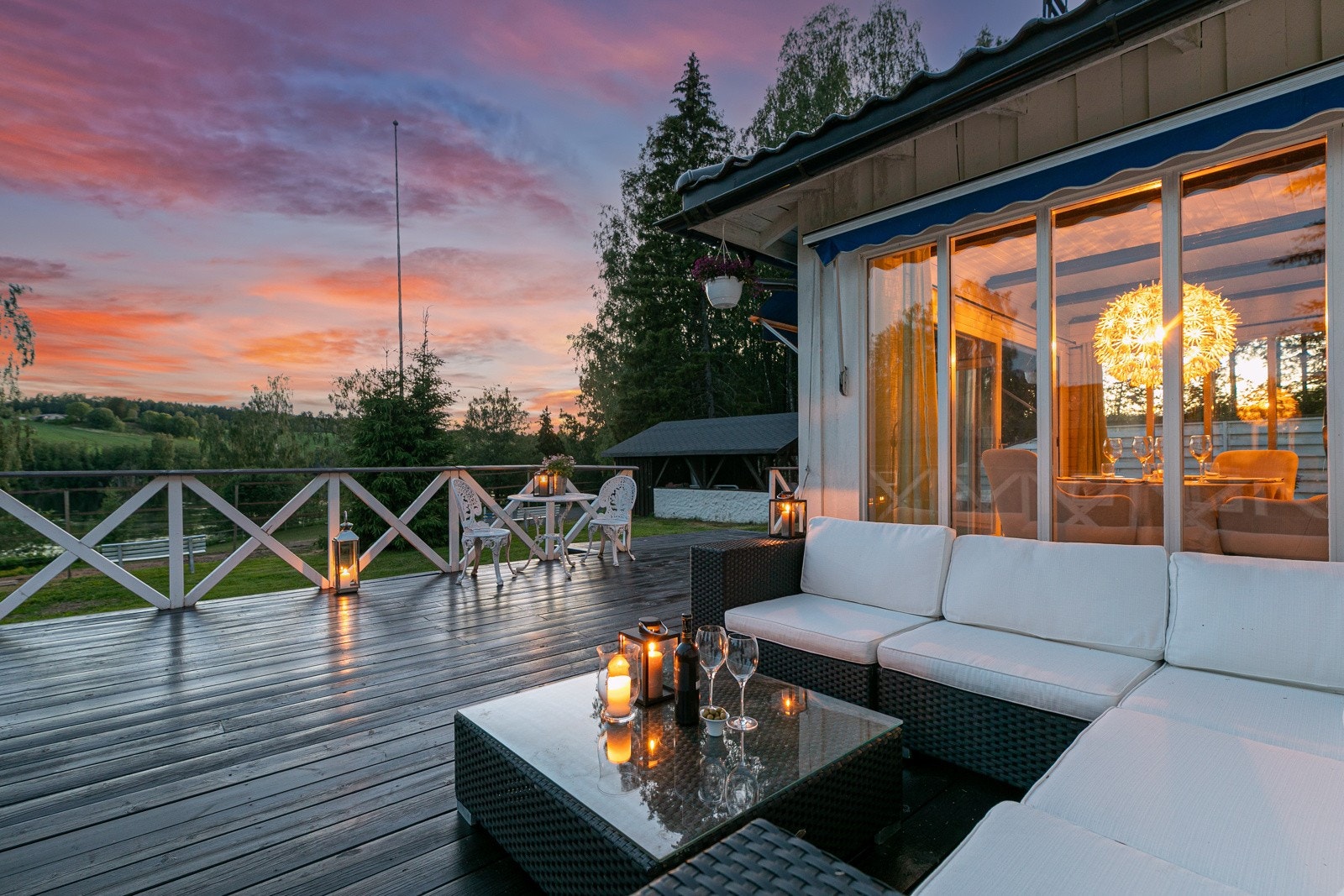 Kveldsstemning fra uteplassen Galleribilde