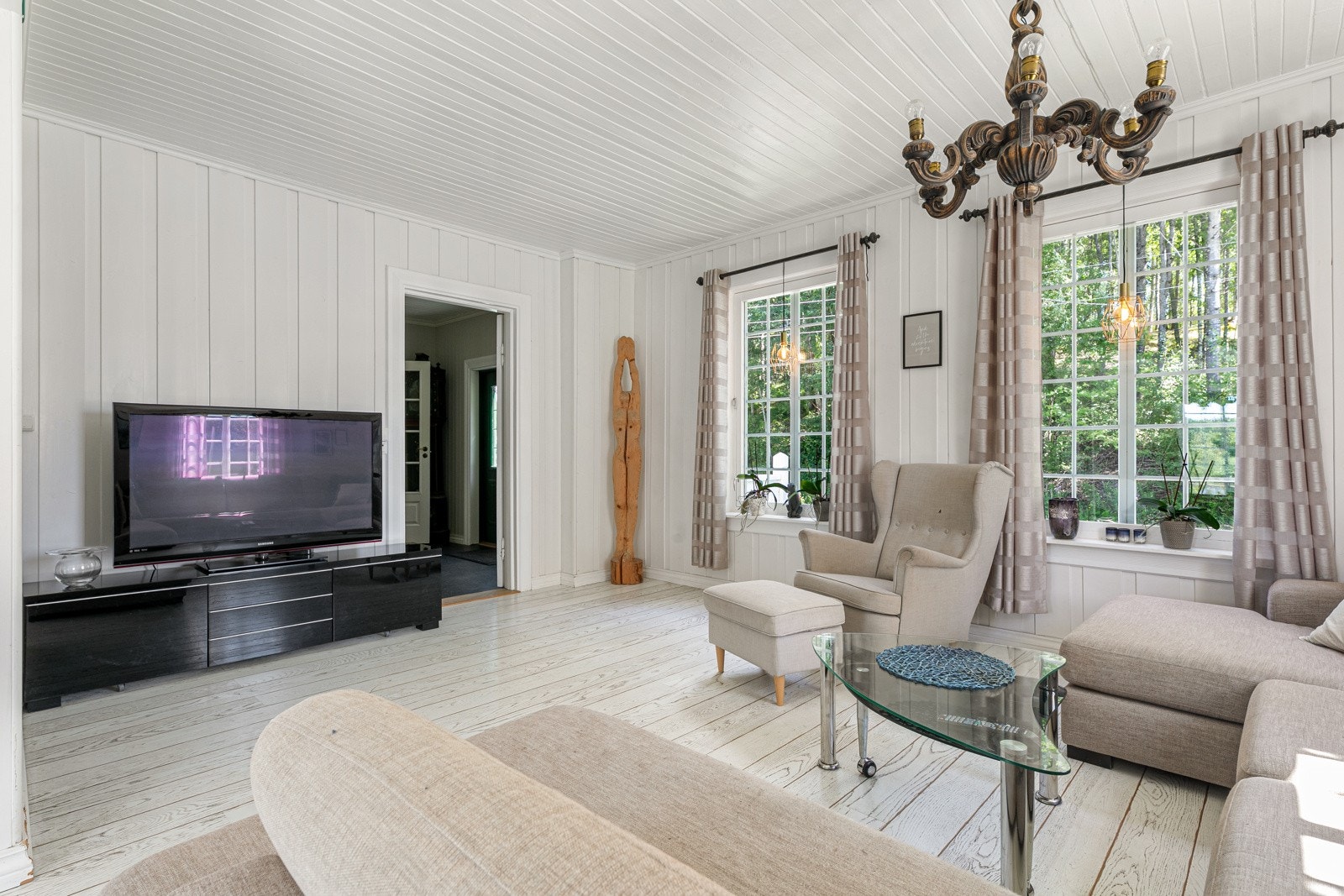 Rommet er bestående av flotte hvitmalt panelte vegger og himling, samt hvitmalt klassisk furugulv Galleribilde