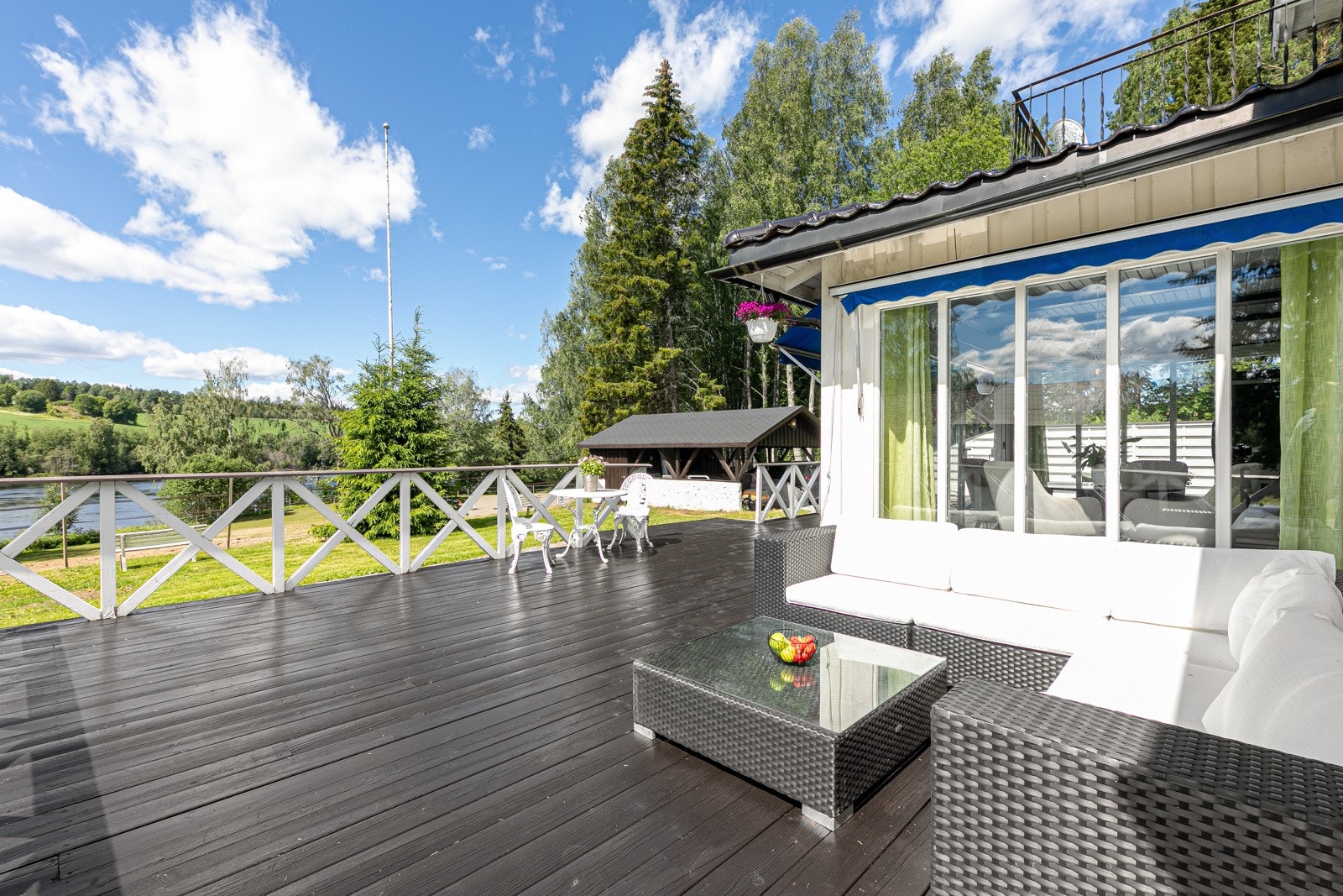 Fra boligens 1. etasje kommer man ut til en fantastisk sydvestvendt terrasse på hele 70 kvm Galleribilde