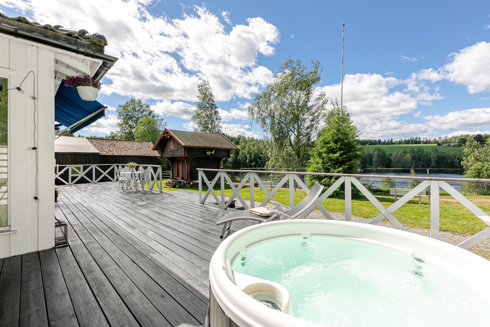 Solrik uteplass med jacuzzi. Her kan man nyte vakker utsikt i tilbaketrukne omgivelser Galleribilde