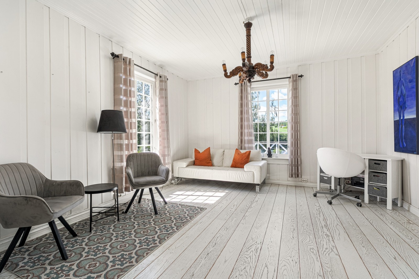 Flott stue med store klassiske vinduer som sørger for rikelig med innslipp av naturlig lys Galleribilde