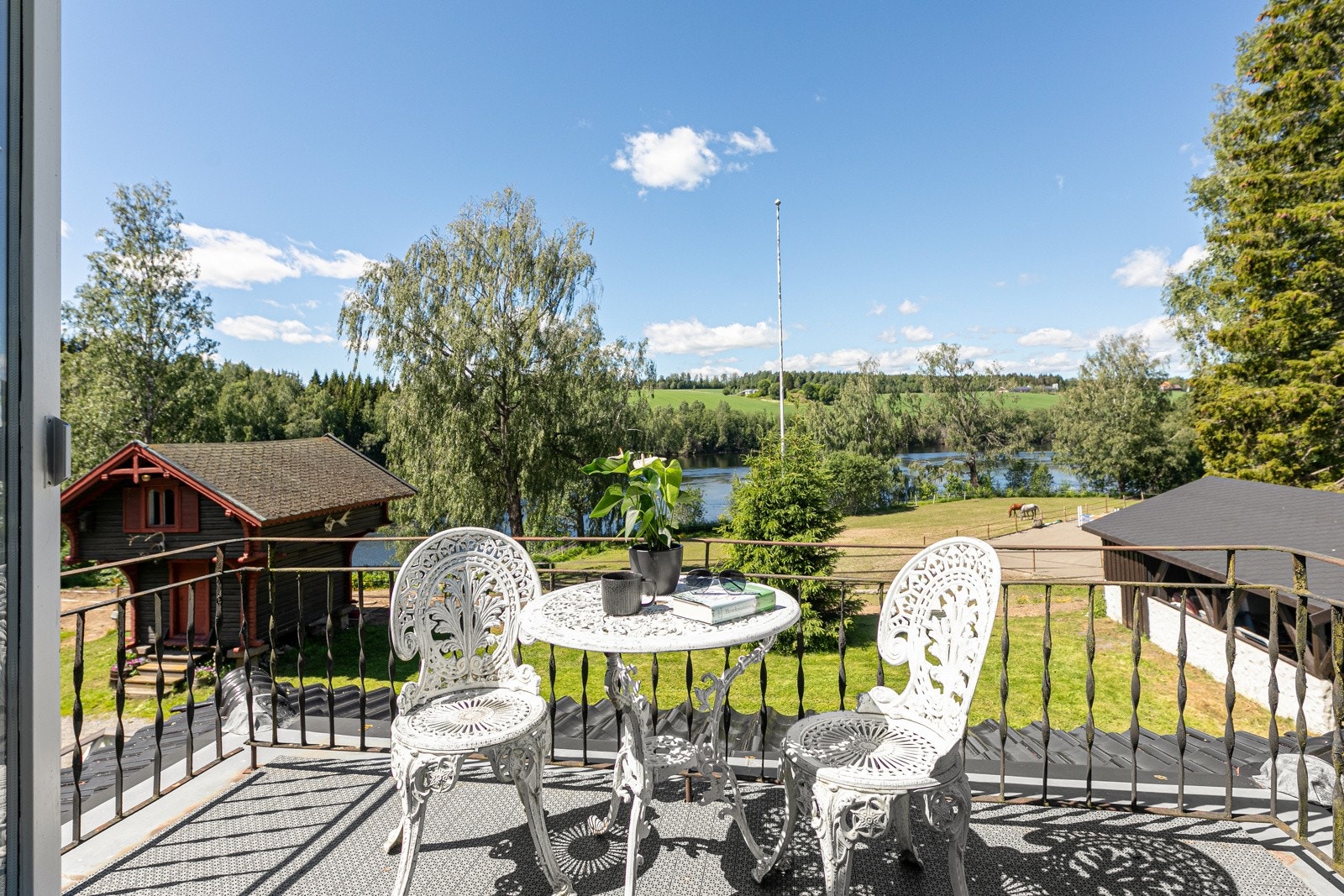 Fra hovedsoverommet i 2. etasje har man utgang til en flott balkong på 5 kvm med nydelig utsikt Galleribilde