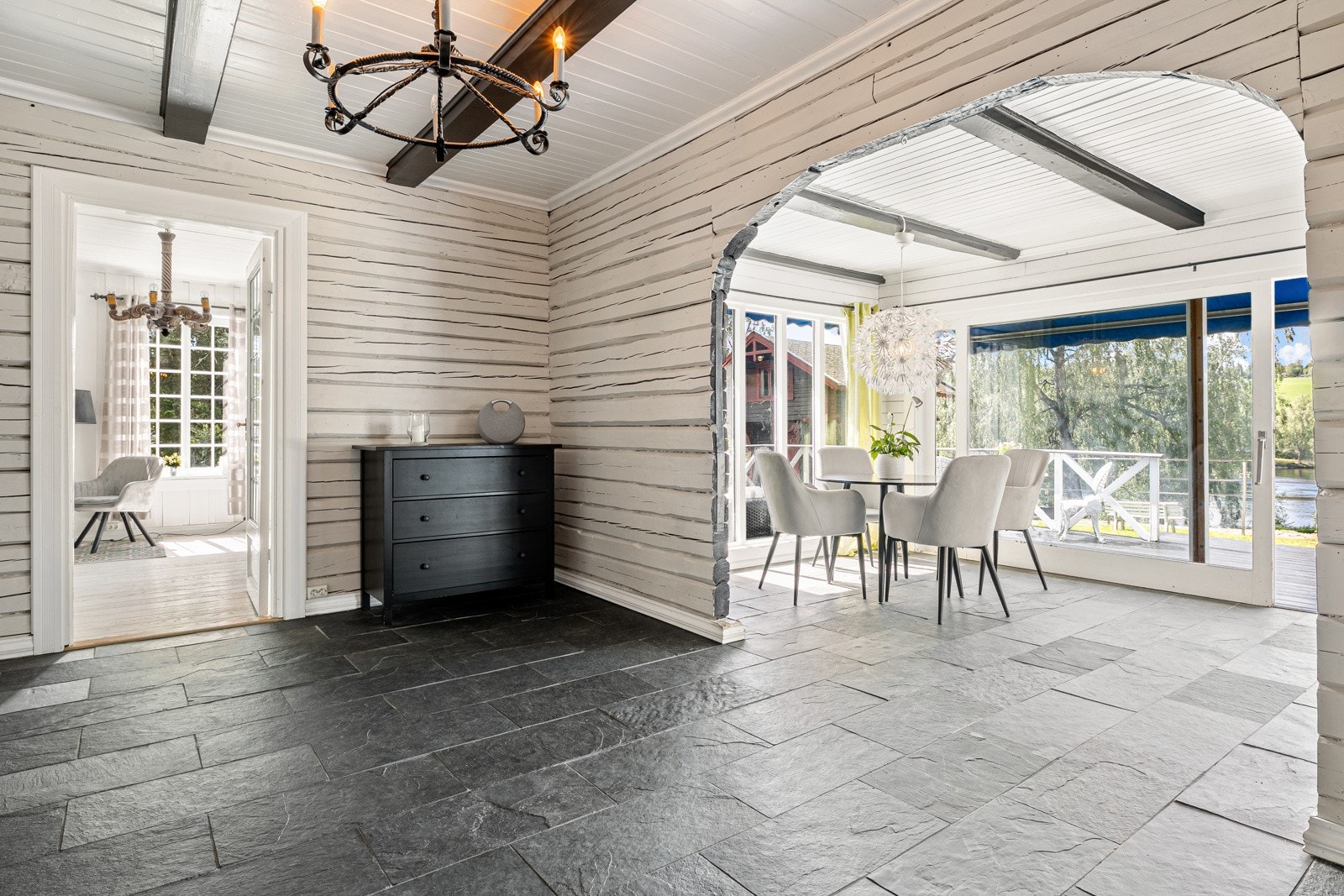 Fra hall/entré har man rask tilgang til boligens øvrig rom Galleribilde