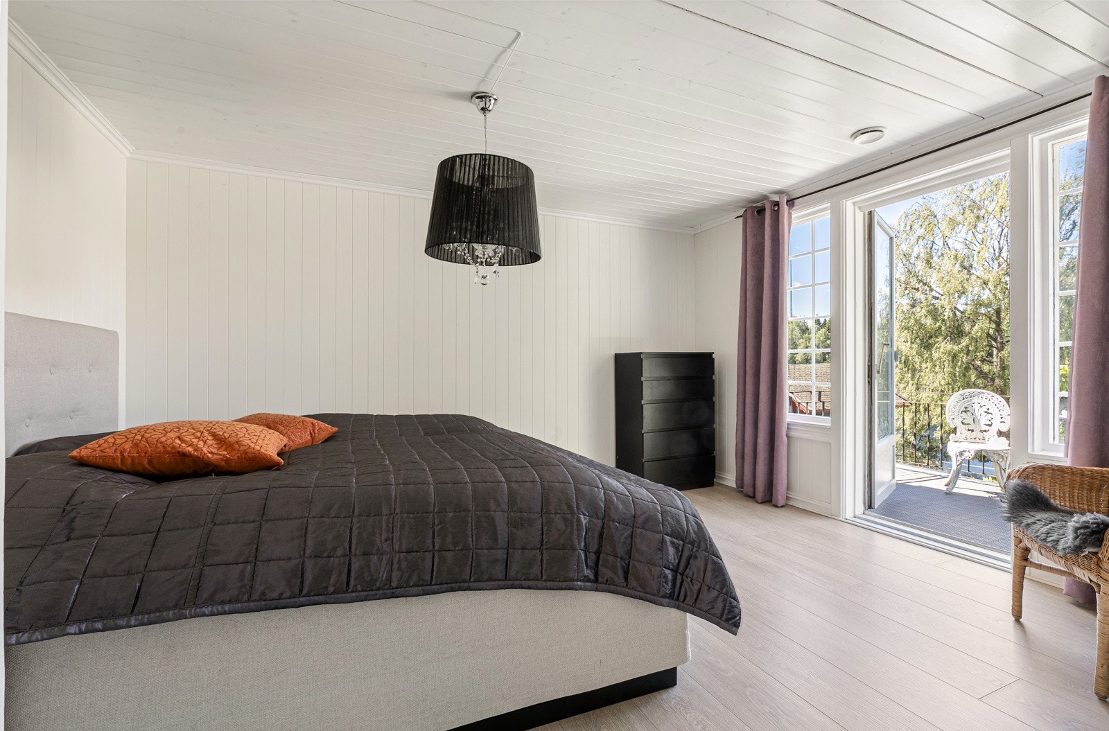 Lyst og innbydende hovedsoverom med utgang til flott balkong på 5 kvm Galleribilde