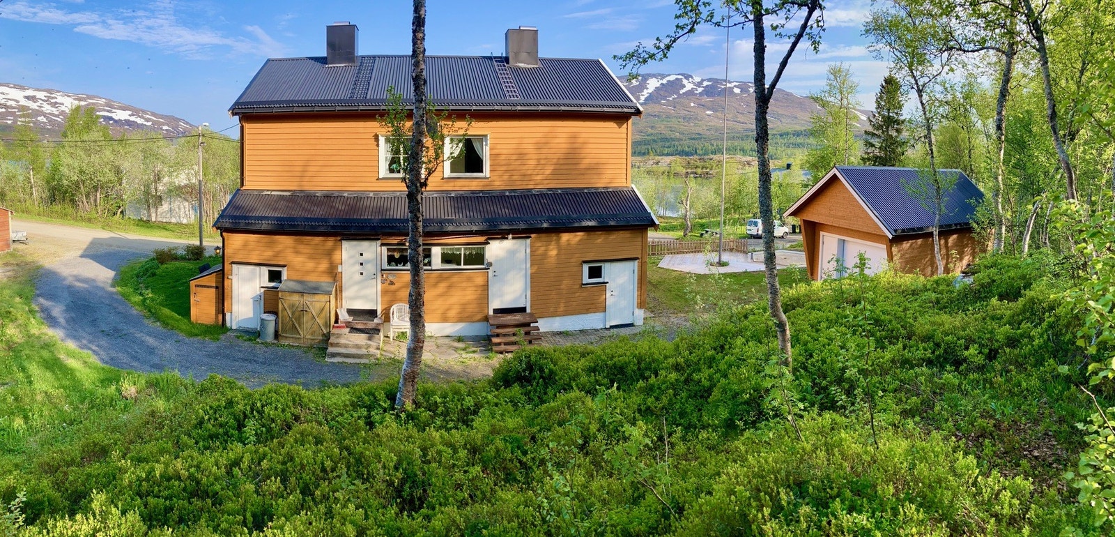 Fasade med inngangsparti (privat foto) Galleribilde