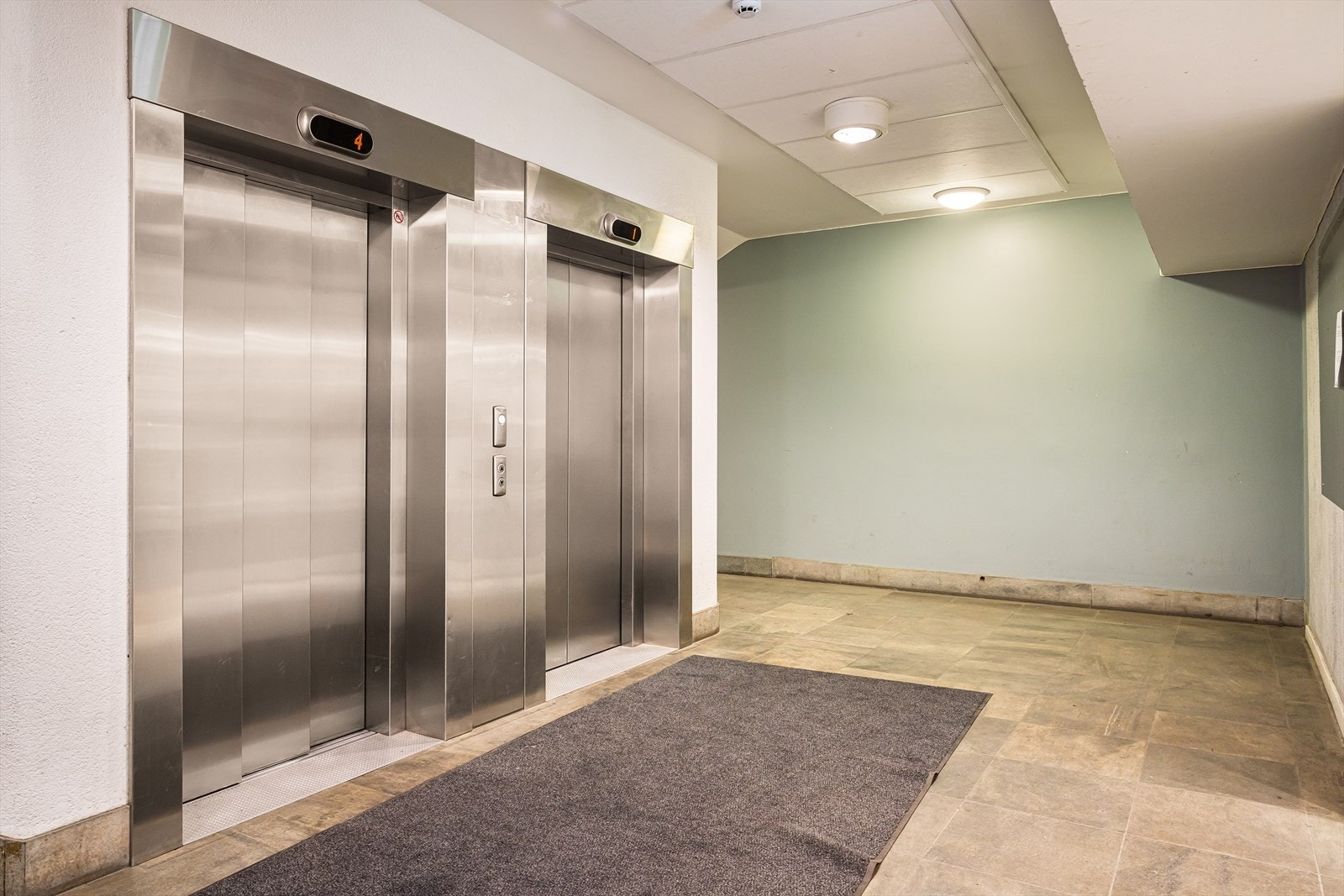 Bygget er moderne med heisadkomst og velholdte fellesarealer. Mulighet for leie eller kjøp av garasjeplass i felles garasjekjeller under bygget. Galleribilde