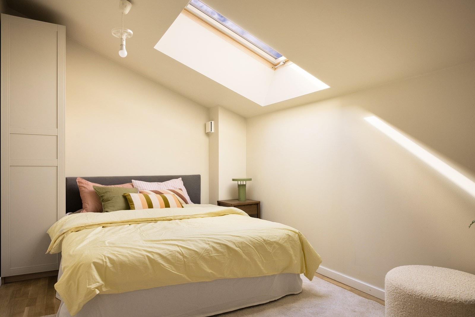 Romslig soverom med takvindu som slipper inn rikelig med lys og skaper en luftig følelse. Dette er soverommet som kan inkluderes i utleiedelen om ønskelig. Galleribilde