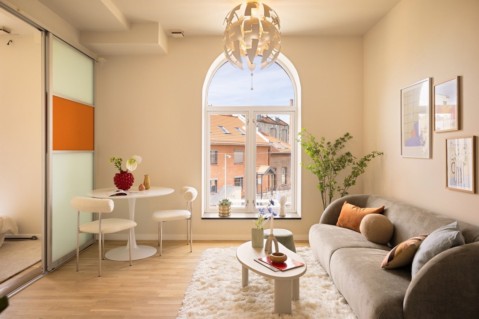 Dette er en spennende toppleilighet med egen utleiedel på Grünerløkka, en sjelden anledning! Galleribilde