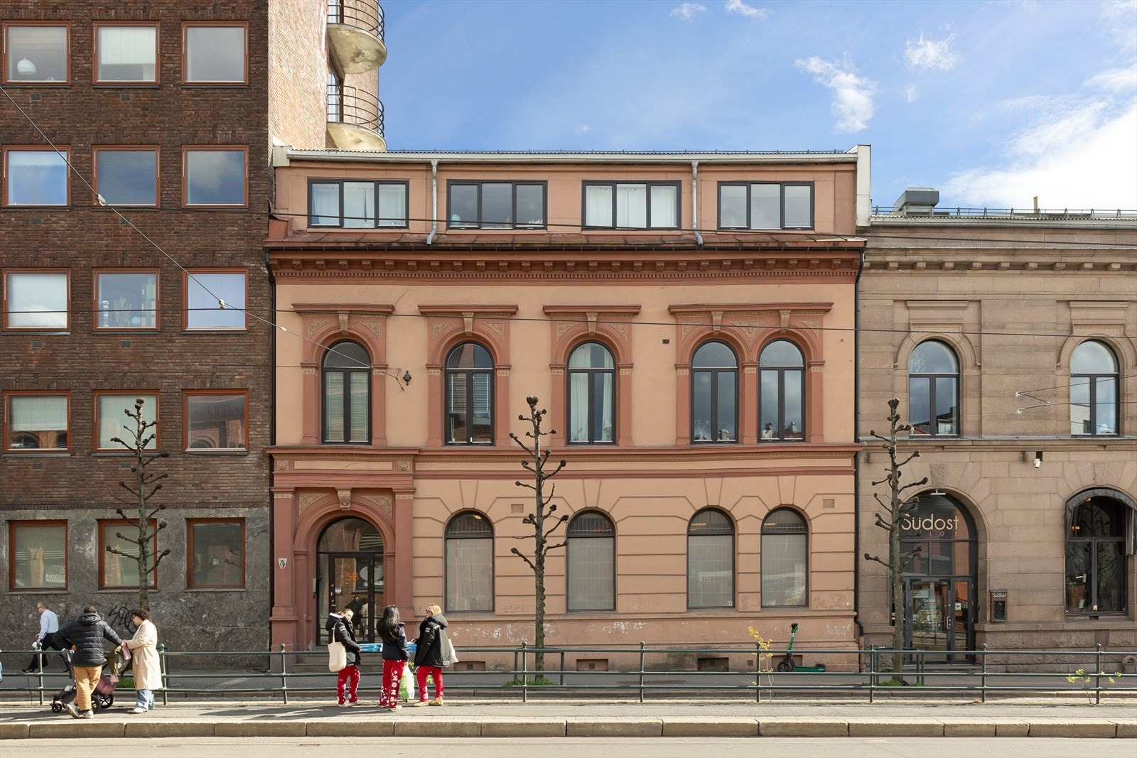 I Trondheimsveien 5B bor du i en ærverdig bygård midt i hjertet av Grünerløkka, med et urbant miljø, yrende folkeliv og alle byens fasiliteter i umiddelbar nærhet. Galleribilde