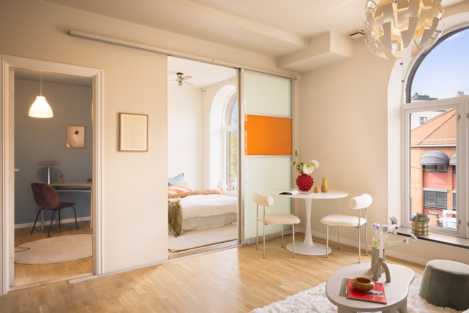 Ved siden av hovedsoverommet er det et praktisk kontor/walk-in-closet. Galleribilde