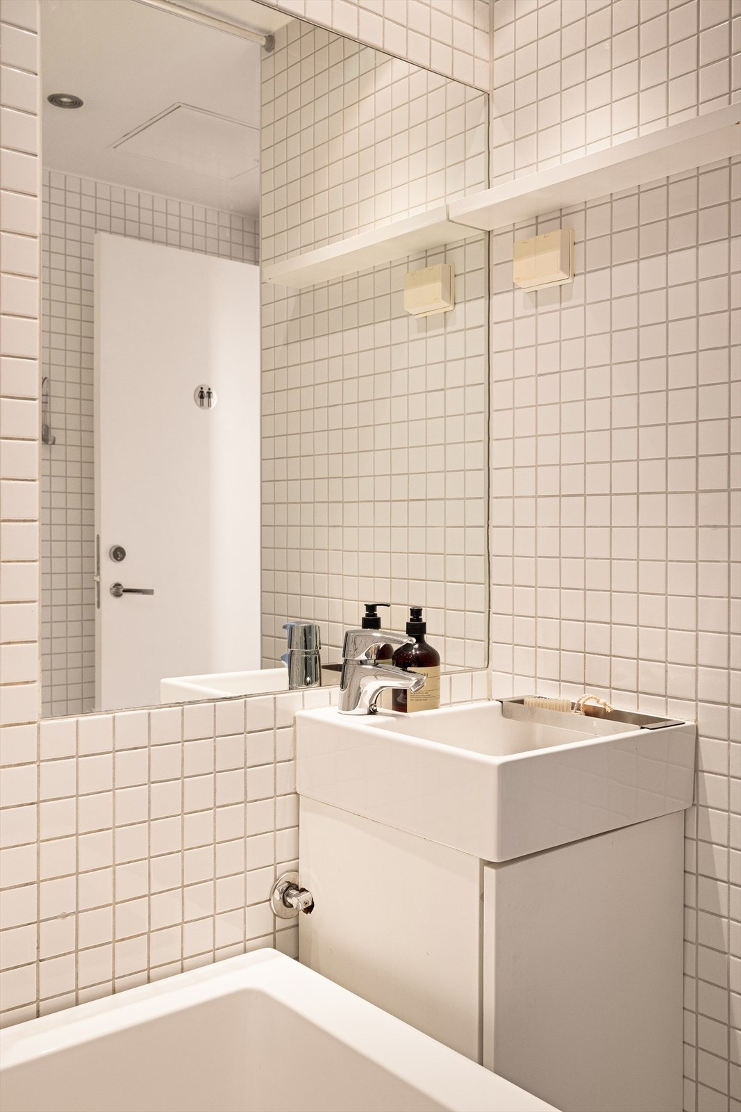 Gulvstående toalett, 40 cm servant med underskap og frittstående badekar. Galleribilde