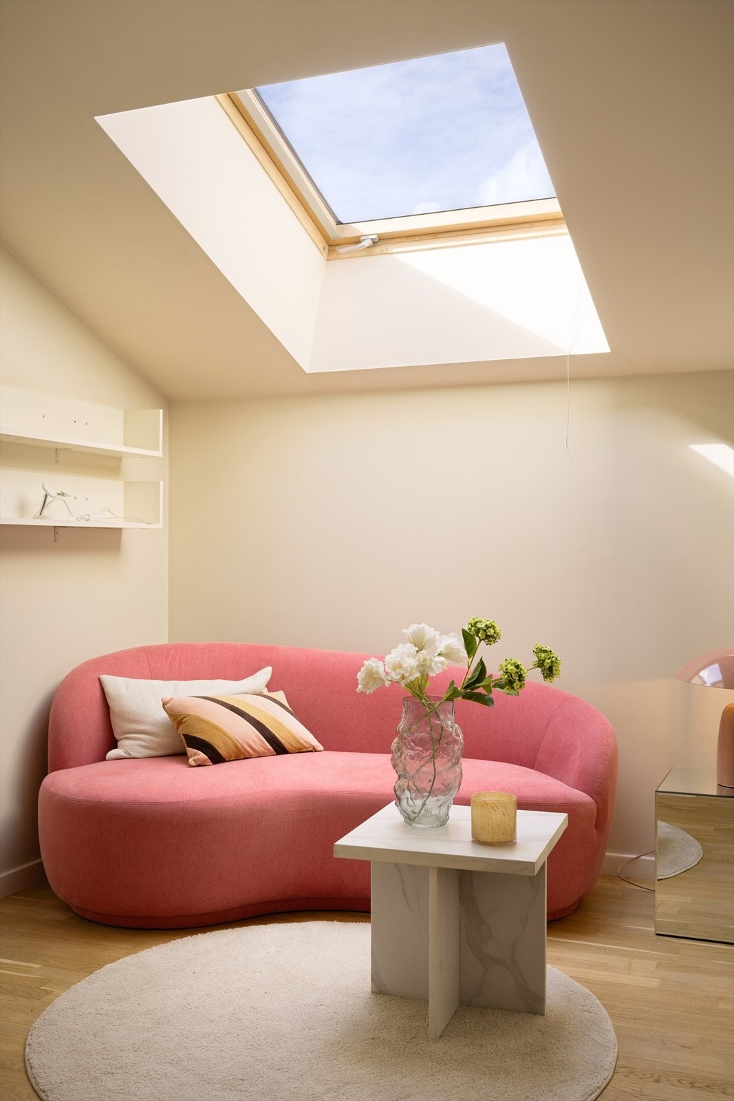 Hybeldelen har et romslig oppholdsrom og her er det plass til sovesofa, TV og annet ønskelig møblement. Galleribilde