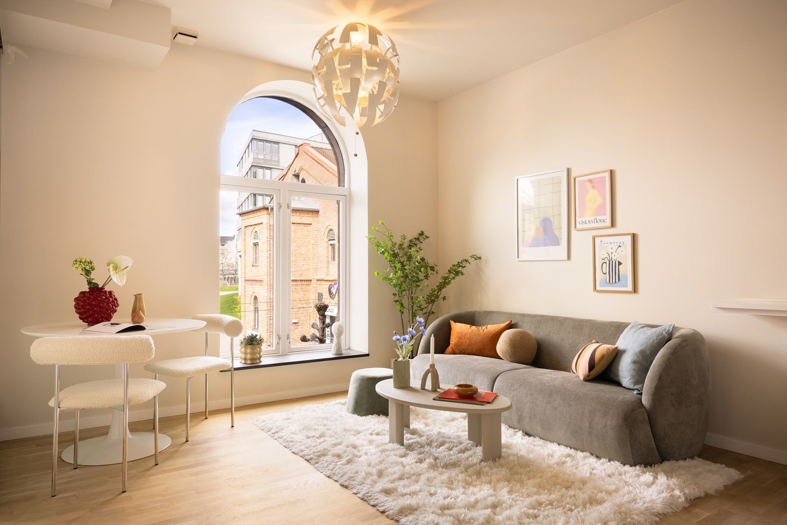 Store, unike vinduer og generøs takhøyde som skaper en god og luftig atmosfære. Galleribilde