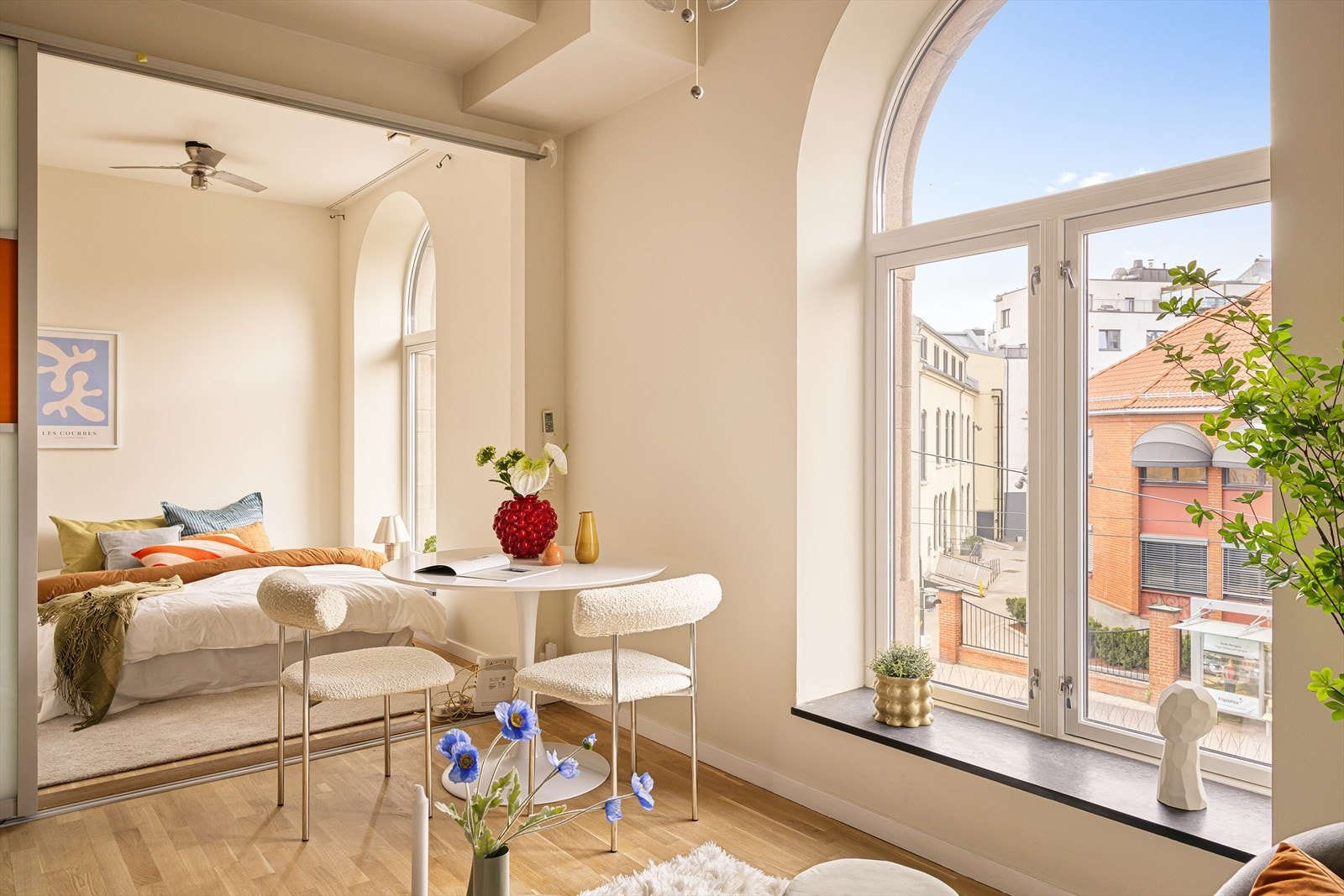 Hele leiligheten er oppgradert i 2025 med nymalte flater og nyslipte gulv. Galleribilde