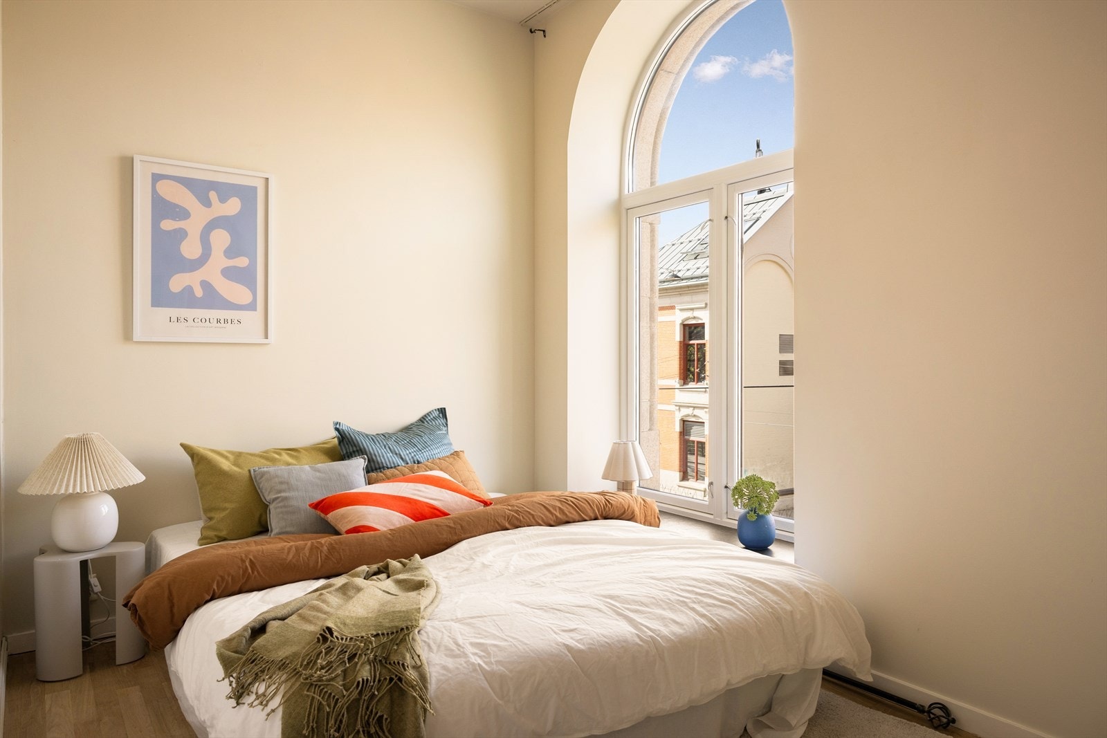 Lyst og romslig soverom med stort vindu. Galleribilde