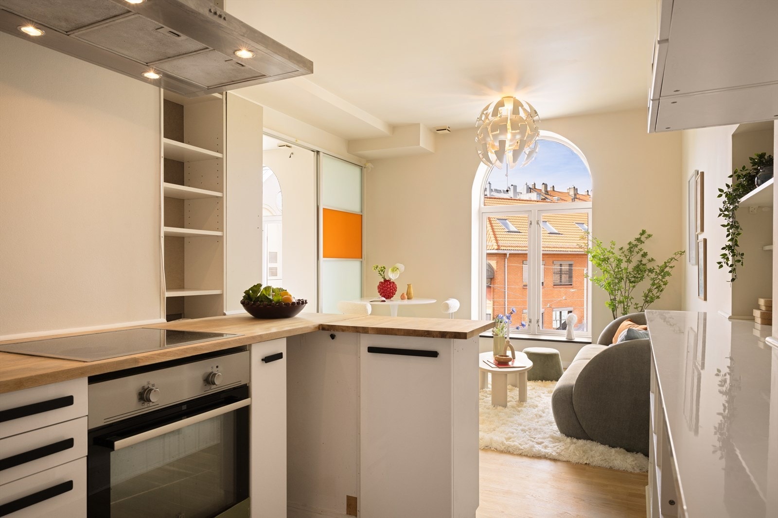 Leiligheten holder en gjennomgående god standard med delikate farge- og materialvalg. Galleribilde